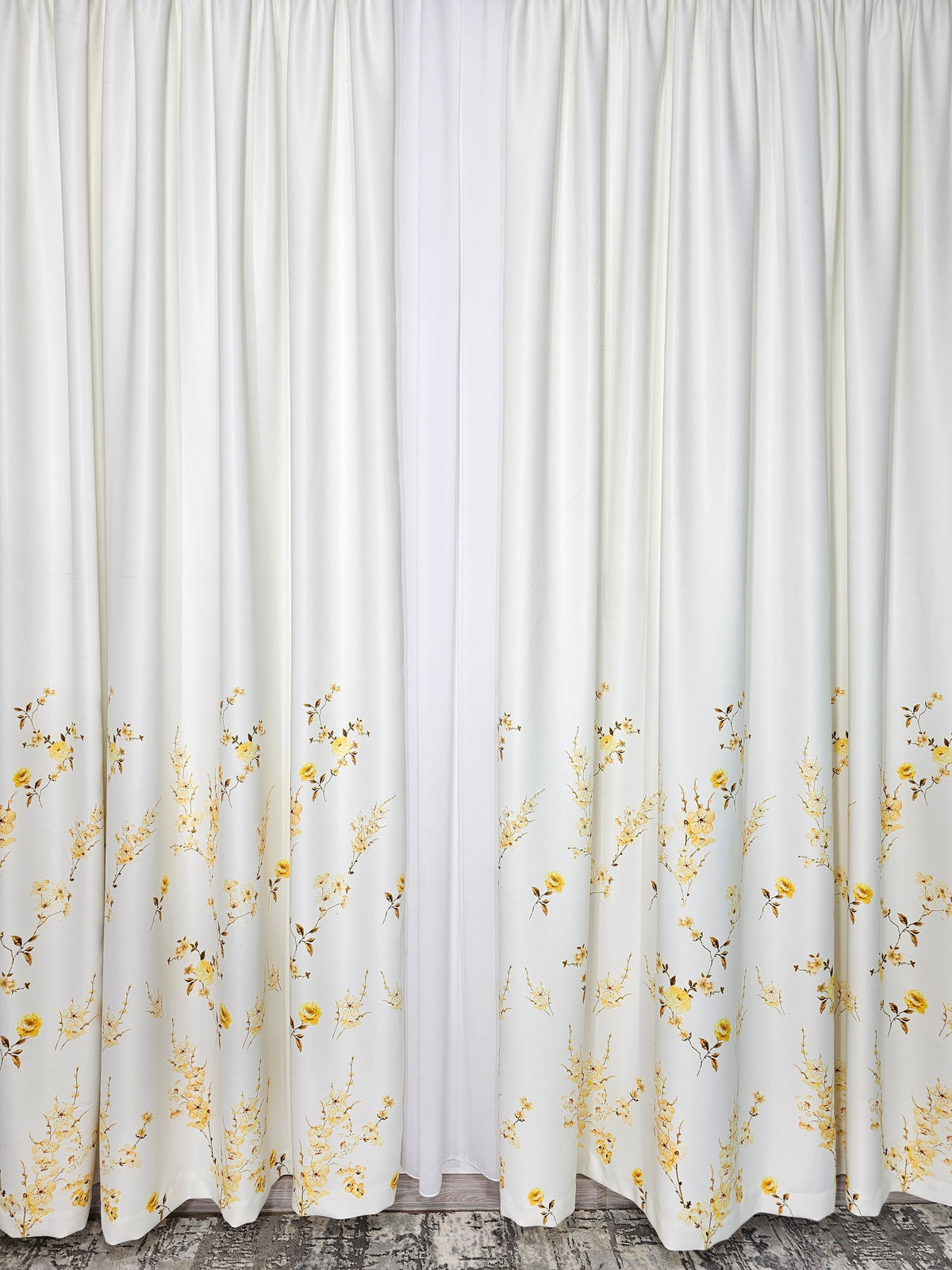 Set Venus: Perdea alba simpla alba jorjet si Draperie blackout cu flori galbene