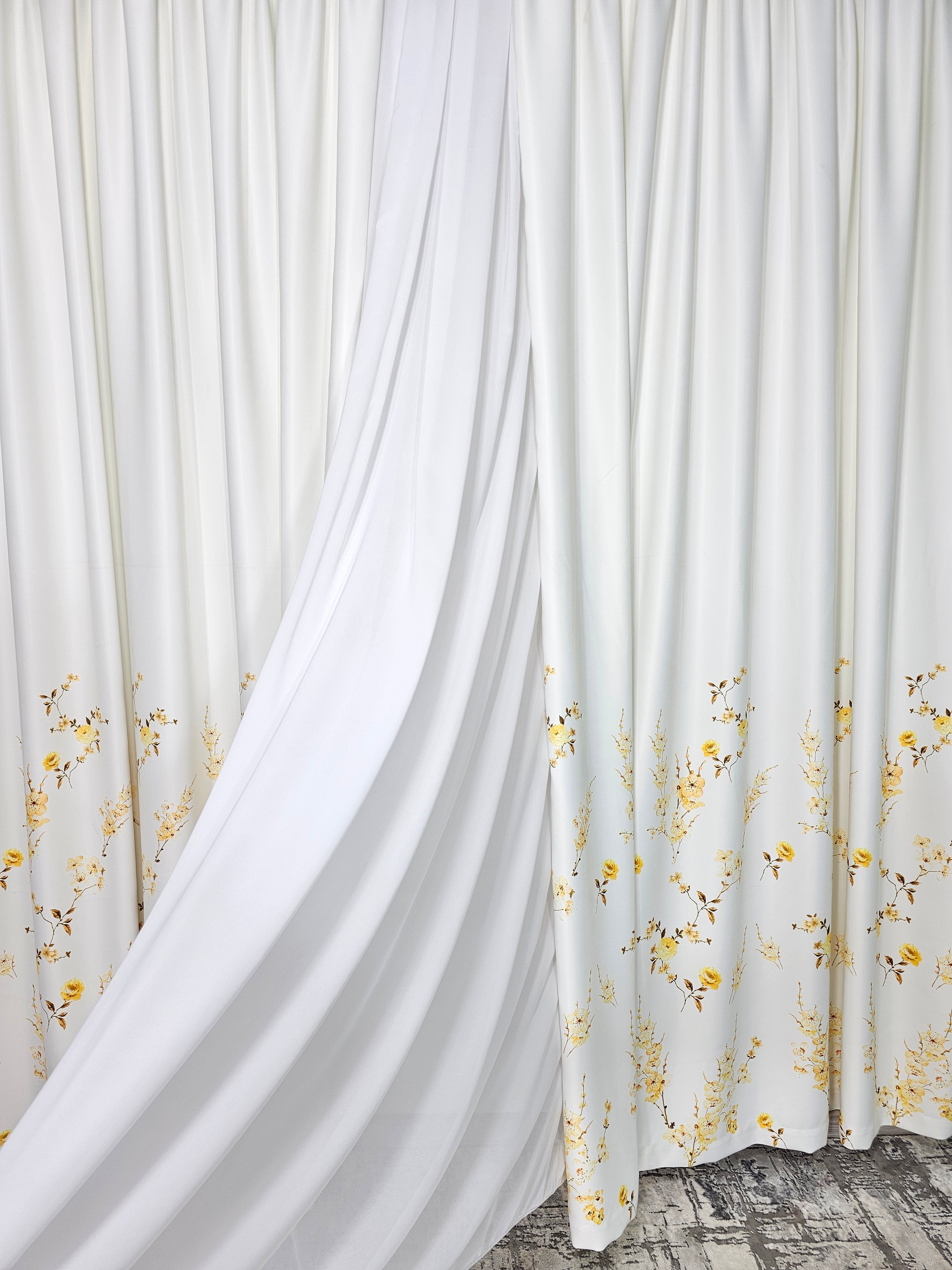 Set Venus: Perdea alba simpla alba jorjet si Draperie blackout cu flori galbene