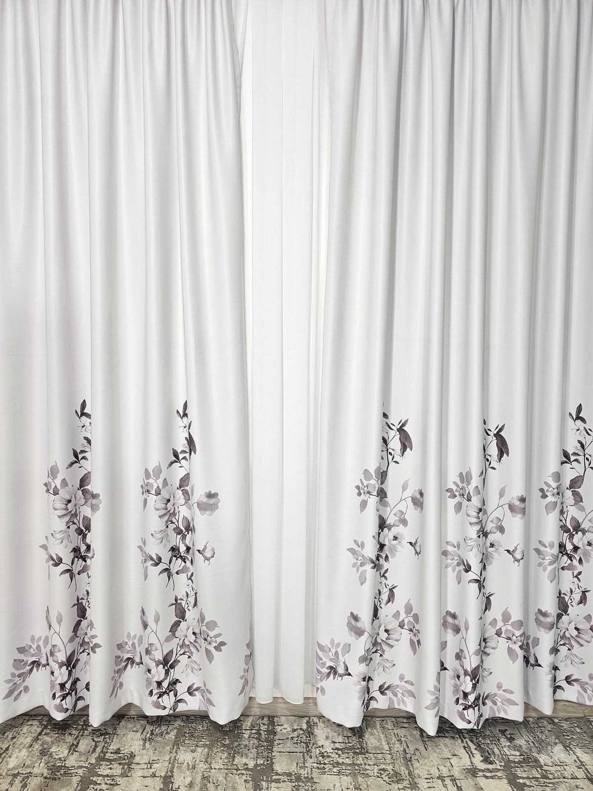 Set Raven: Perdea alba simpla alba jorjet si Draperie blackout cu flori gri
