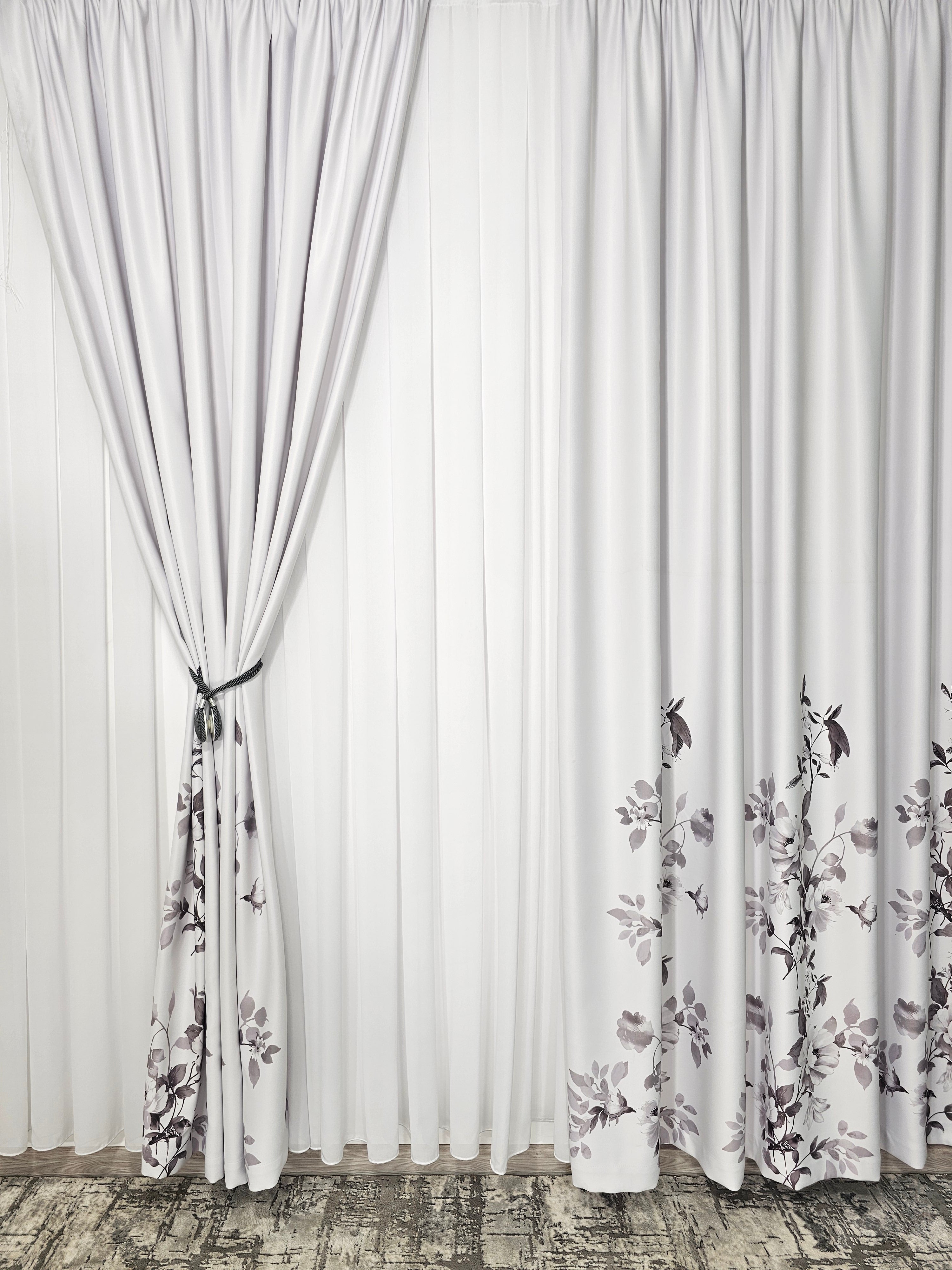 Set Raven: Perdea alba simpla alba jorjet si Draperie blackout cu flori gri