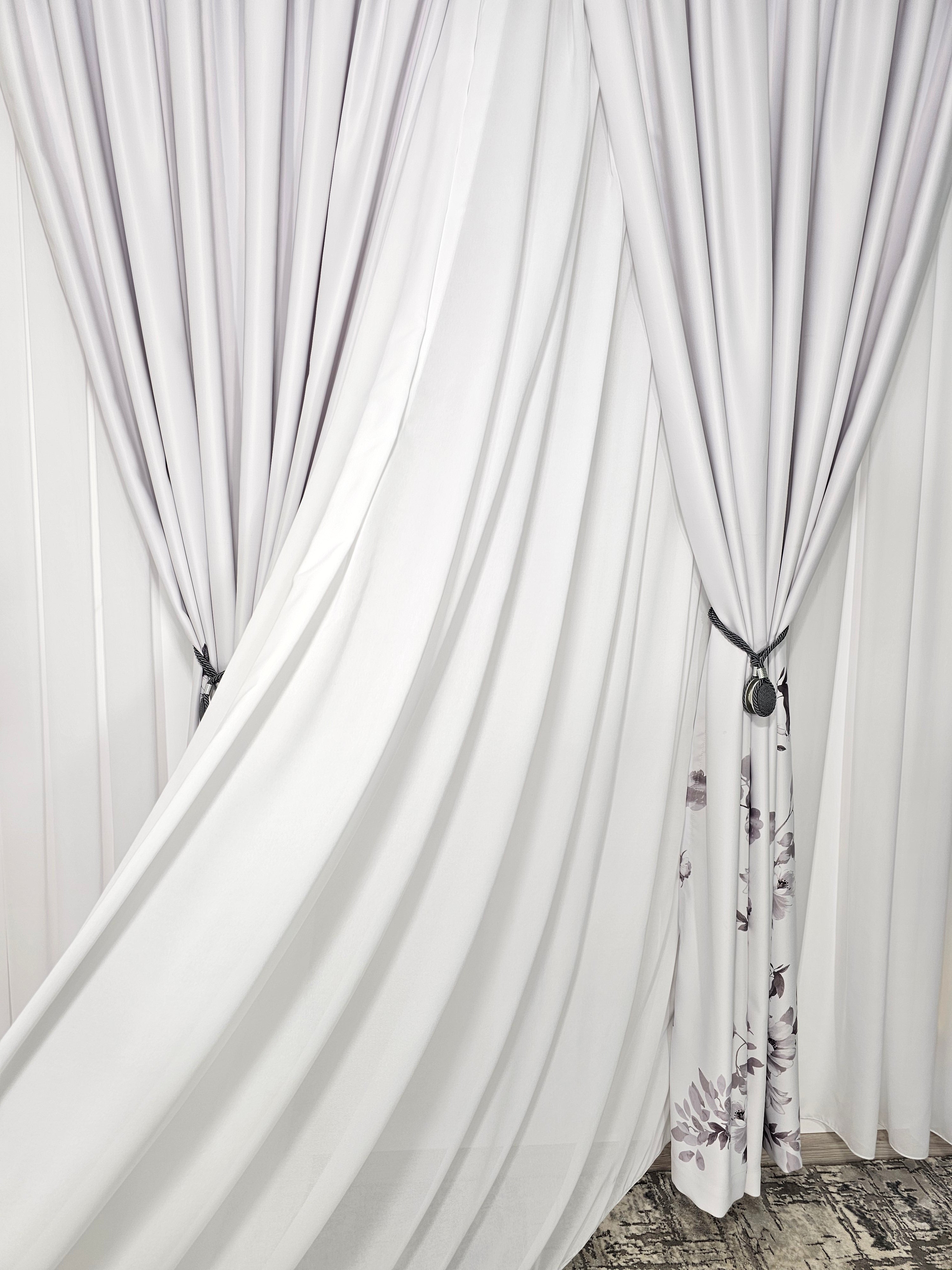 Set Raven: Perdea alba simpla alba jorjet si Draperie blackout cu flori gri