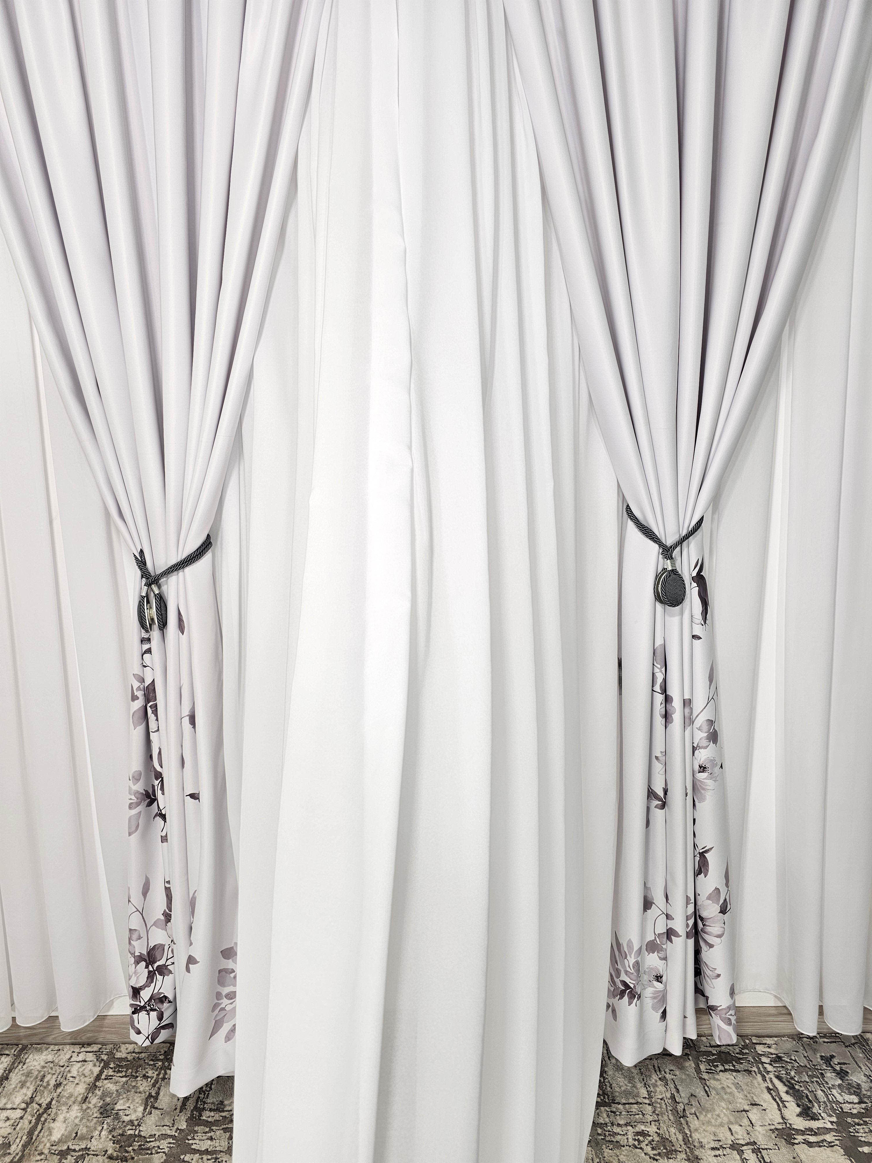 Set Raven: Perdea alba simpla alba jorjet si Draperie blackout cu flori gri