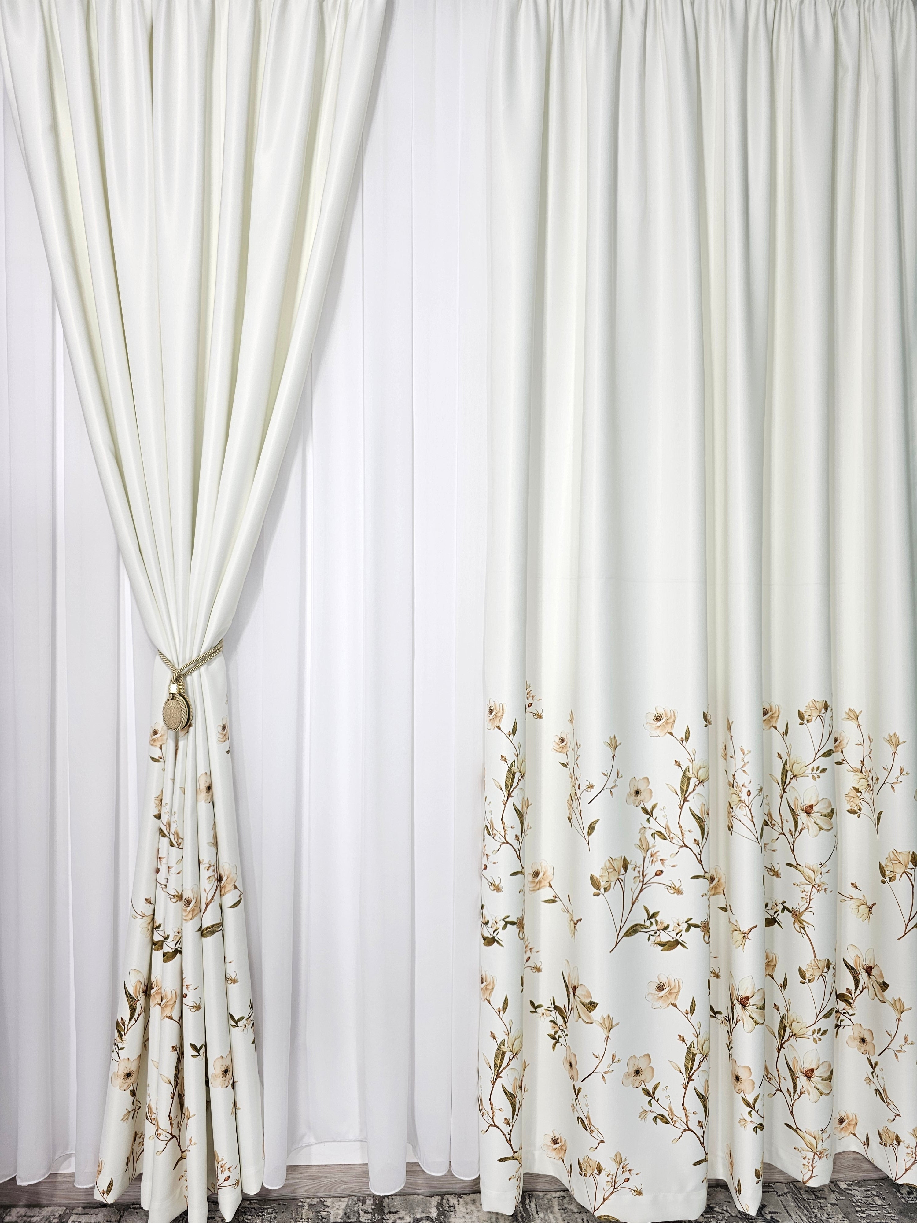 Set Dida: Perdea voal alb premium jorjet si Draperie blackout cu flori crem maro