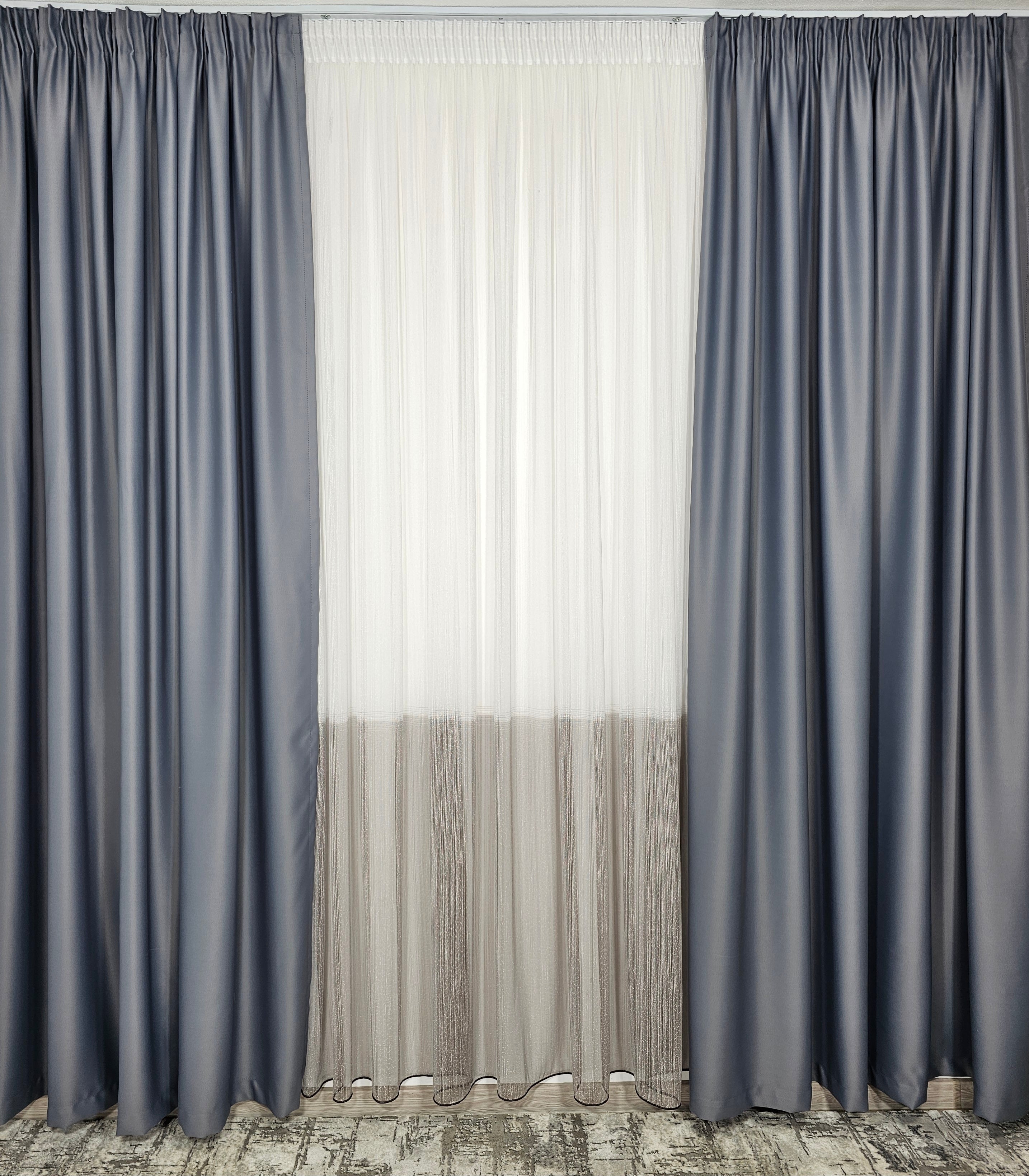 Set Lido: Perdea in doua culori alb grej din material tip borangic si draperie blackout 98% gri mediu