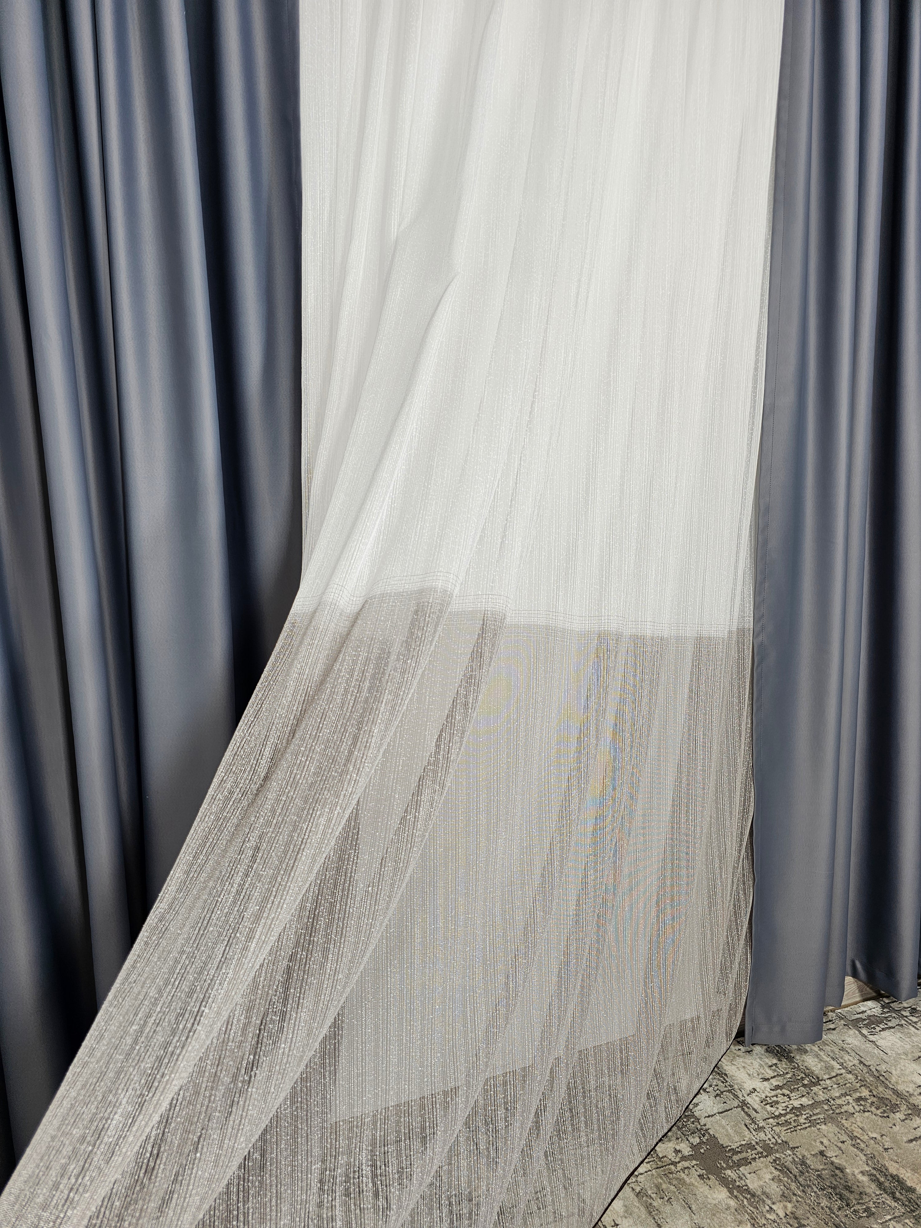 Set Lido: Perdea in doua culori alb grej din material tip borangic si draperie blackout 98% gri mediu