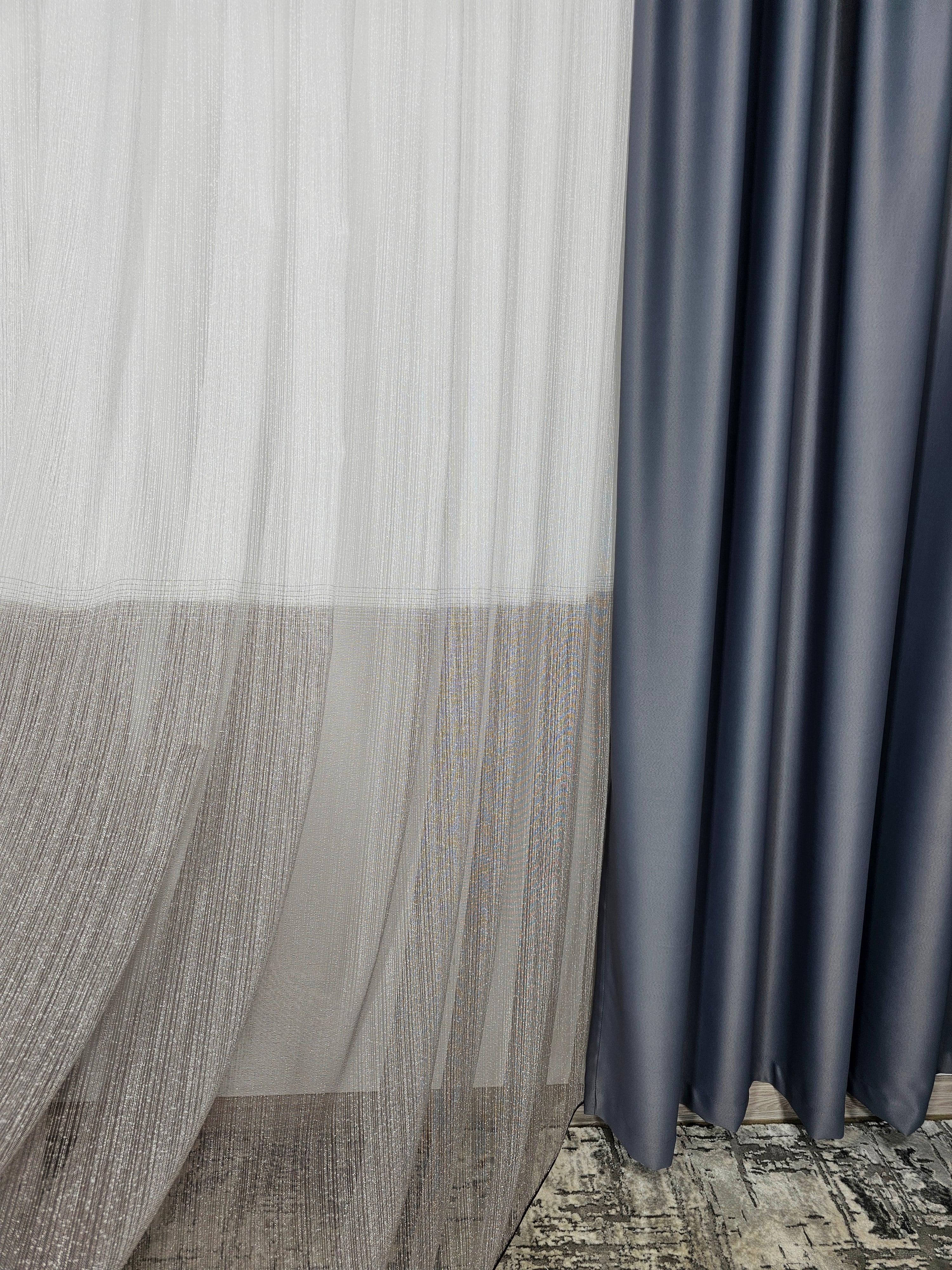 Set Lido: Perdea in doua culori alb grej din material tip borangic si draperie blackout 98% gri mediu
