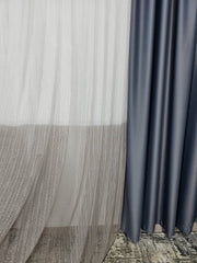 Set Lido: Perdea in doua culori alb grej din material tip borangic si draperie blackout 98% gri mediu