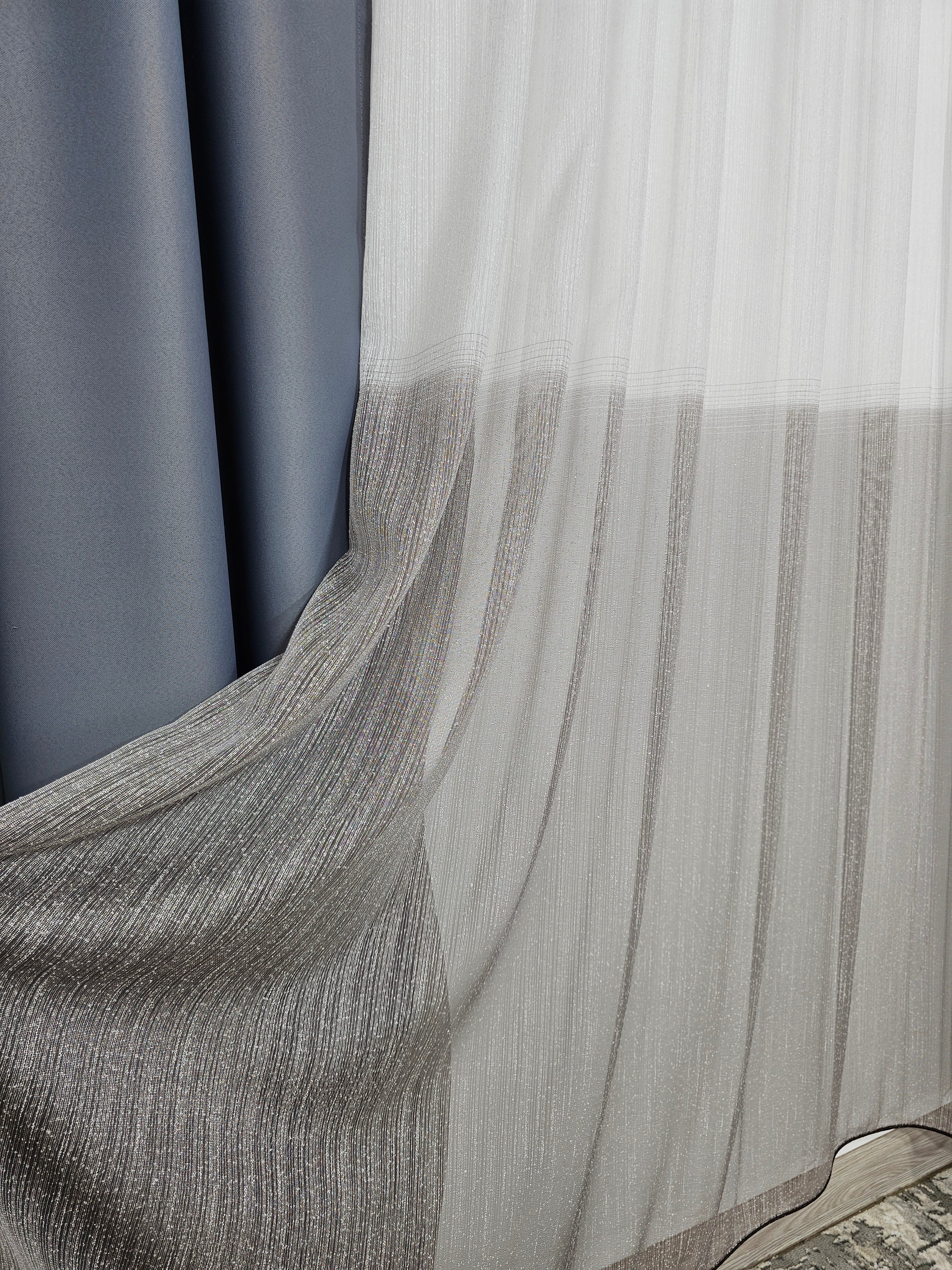Set Lido: Perdea in doua culori alb grej din material tip borangic si draperie blackout 98% gri mediu