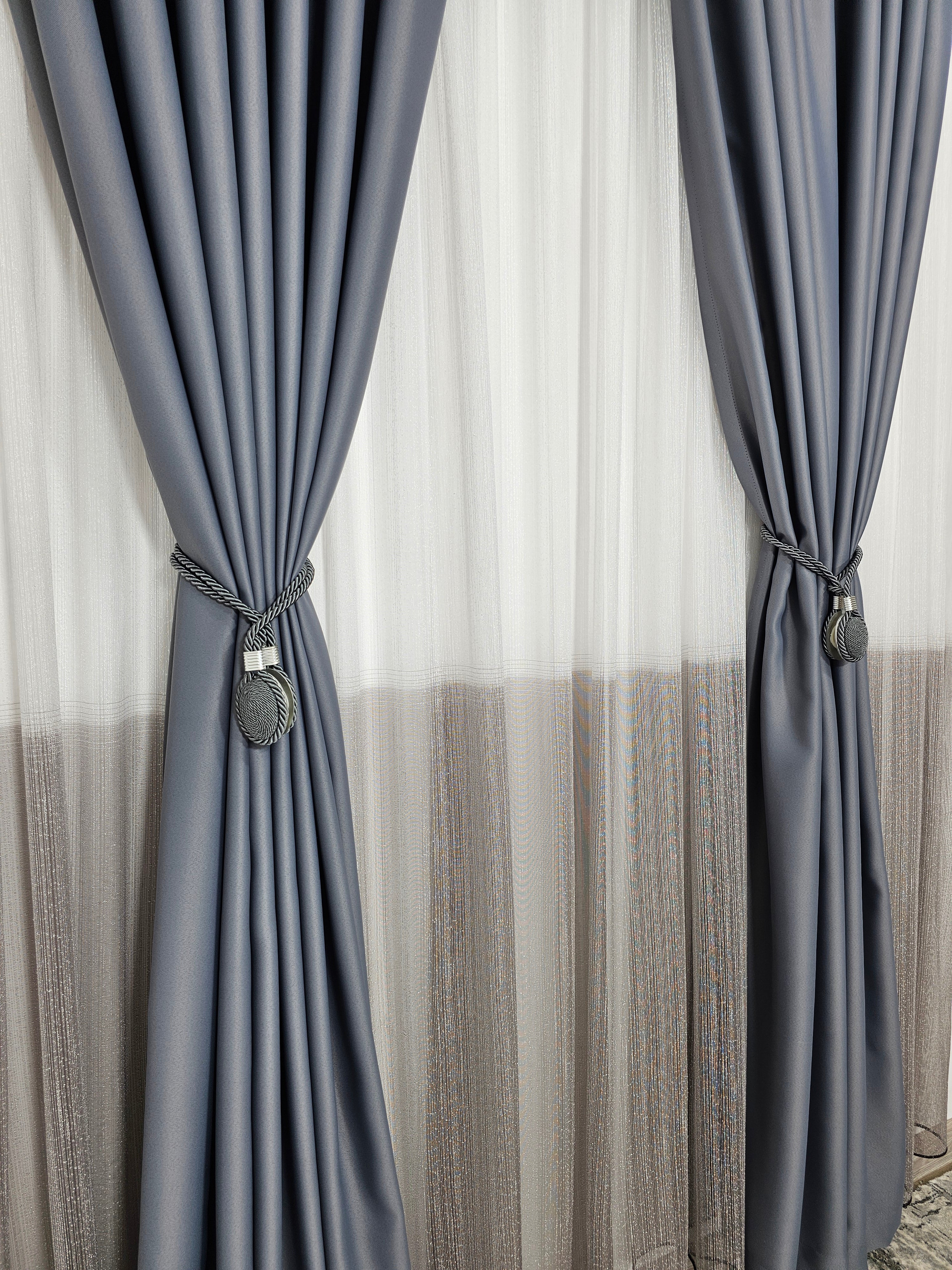 Set Lido: Perdea in doua culori alb grej din material tip borangic si draperie blackout 98% gri mediu