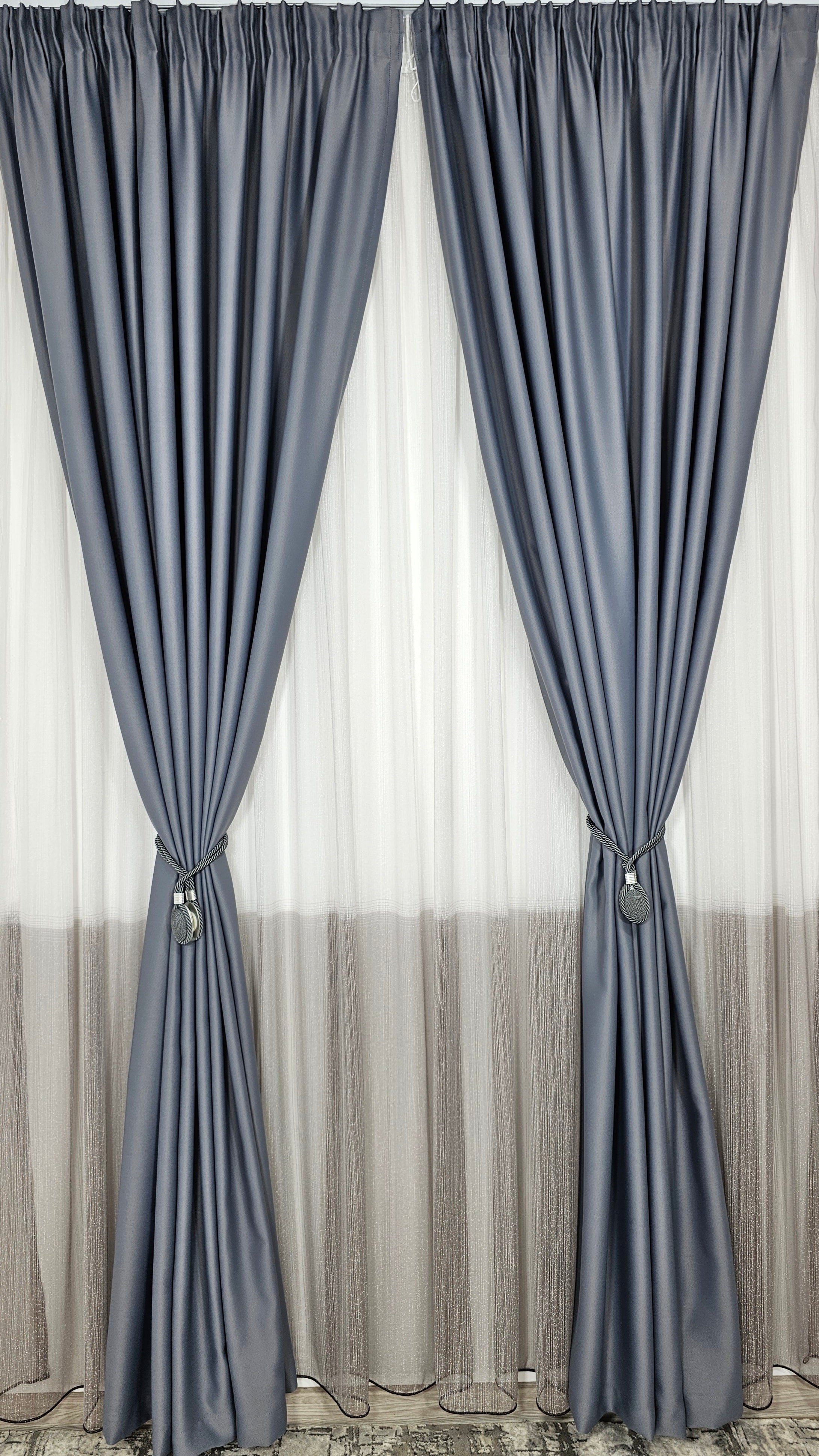 Set Lido: Perdea in doua culori alb grej din material tip borangic si draperie blackout 98% gri mediu