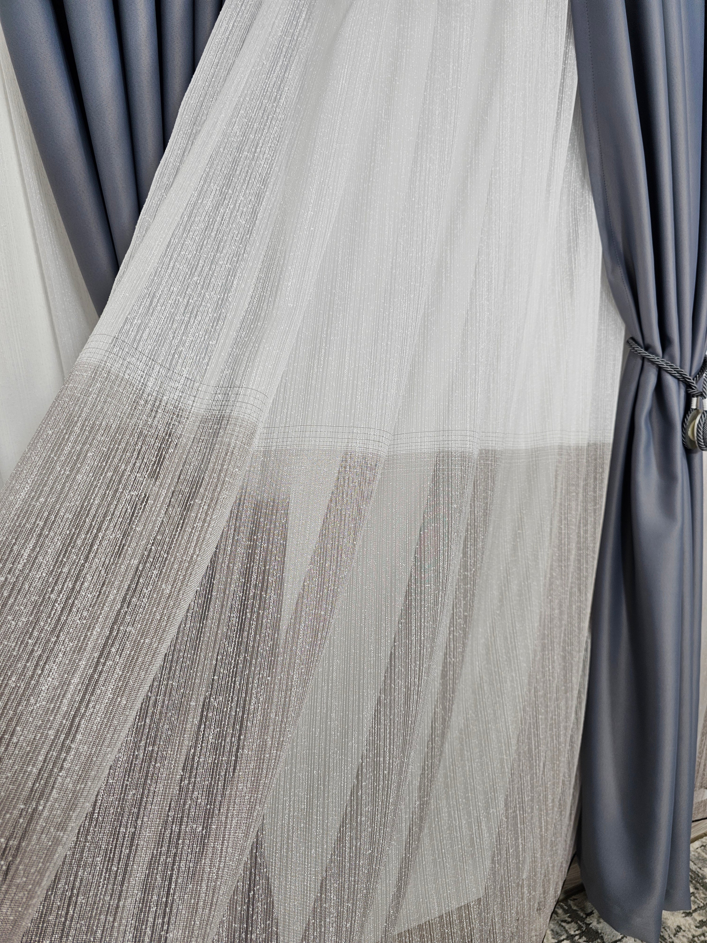 Set Lido: Perdea in doua culori alb grej din material tip borangic si draperie blackout 98% gri mediu