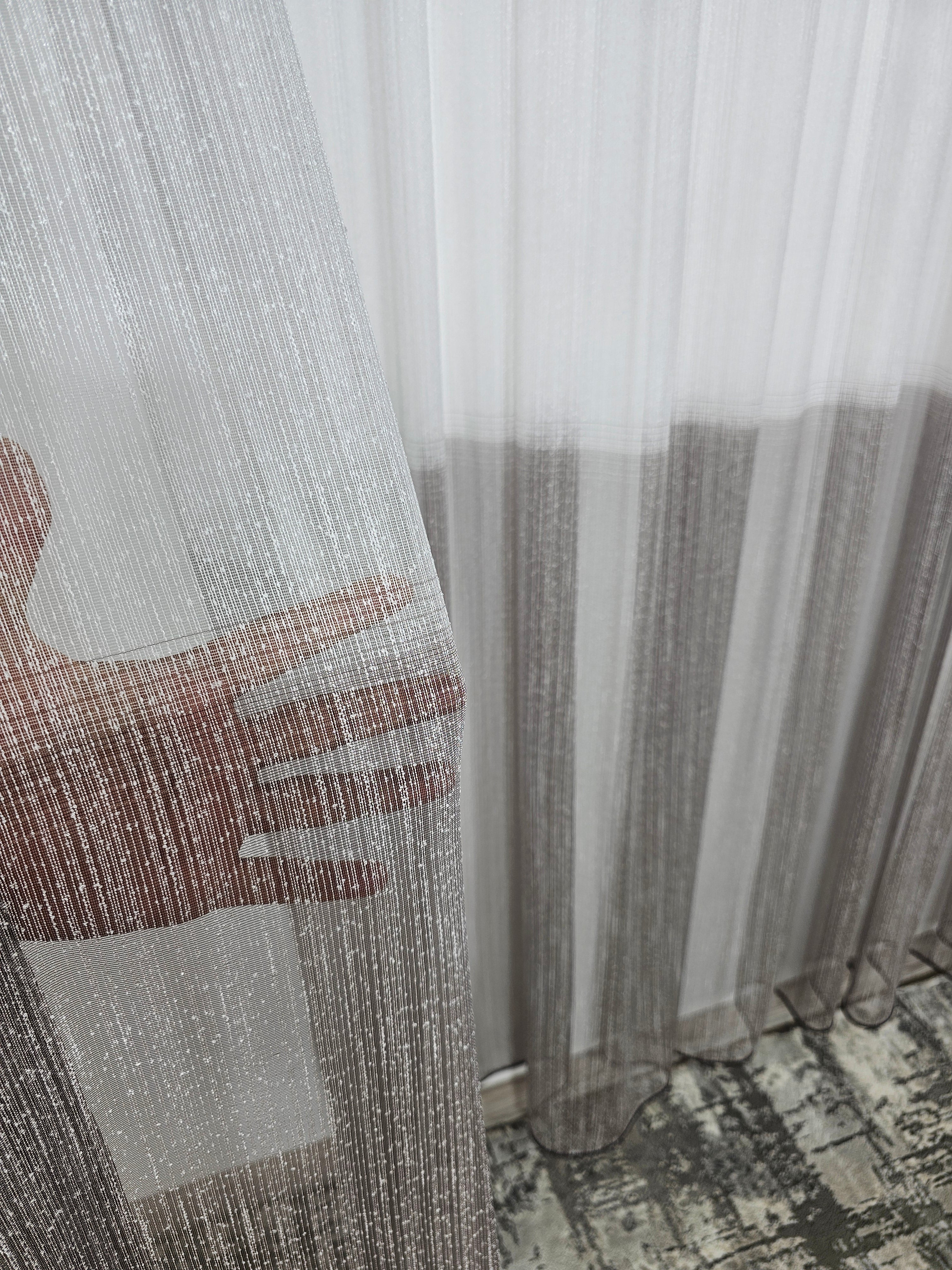 Set Lido: Perdea in doua culori alb grej din material tip borangic si draperie blackout 98% gri mediu