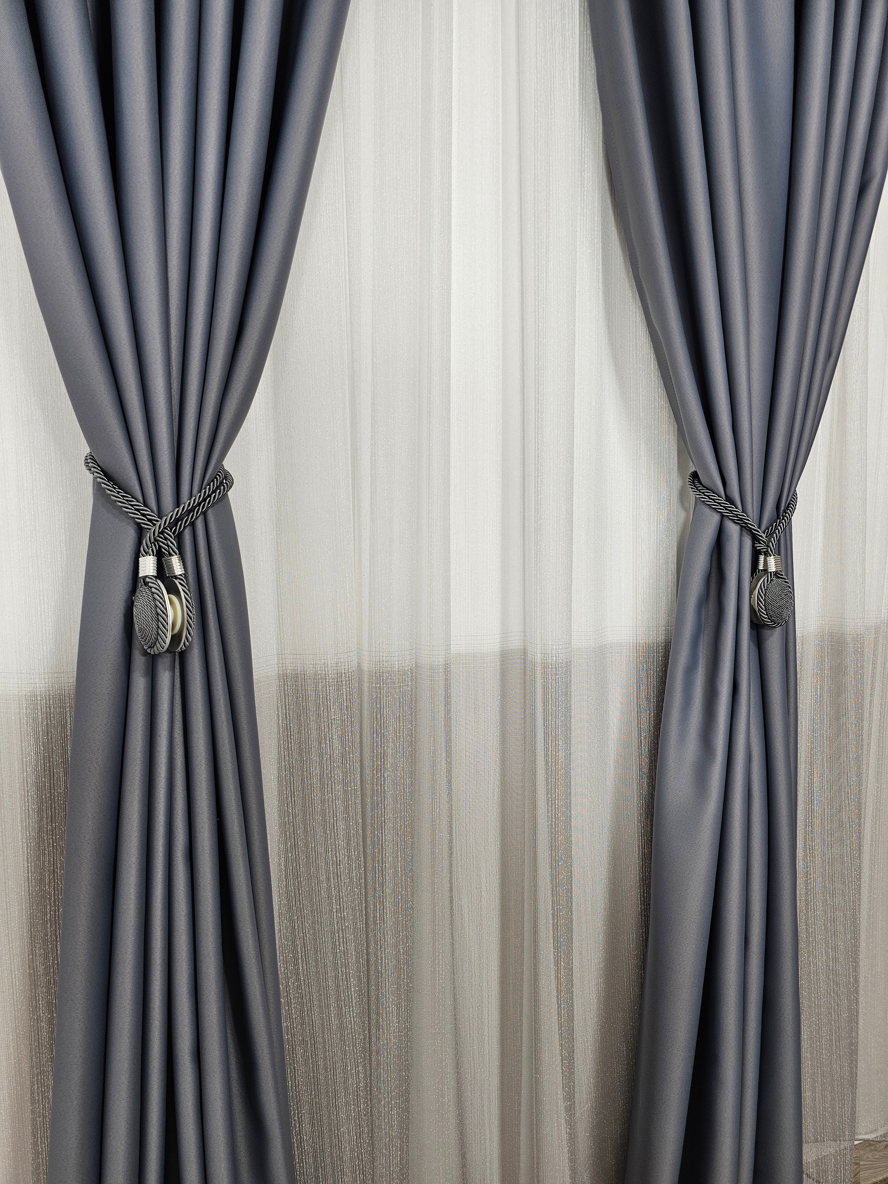 Set Grant: Perdea in doua culori alb gri din material tip borangic si draperie blackout 98% gri mediu