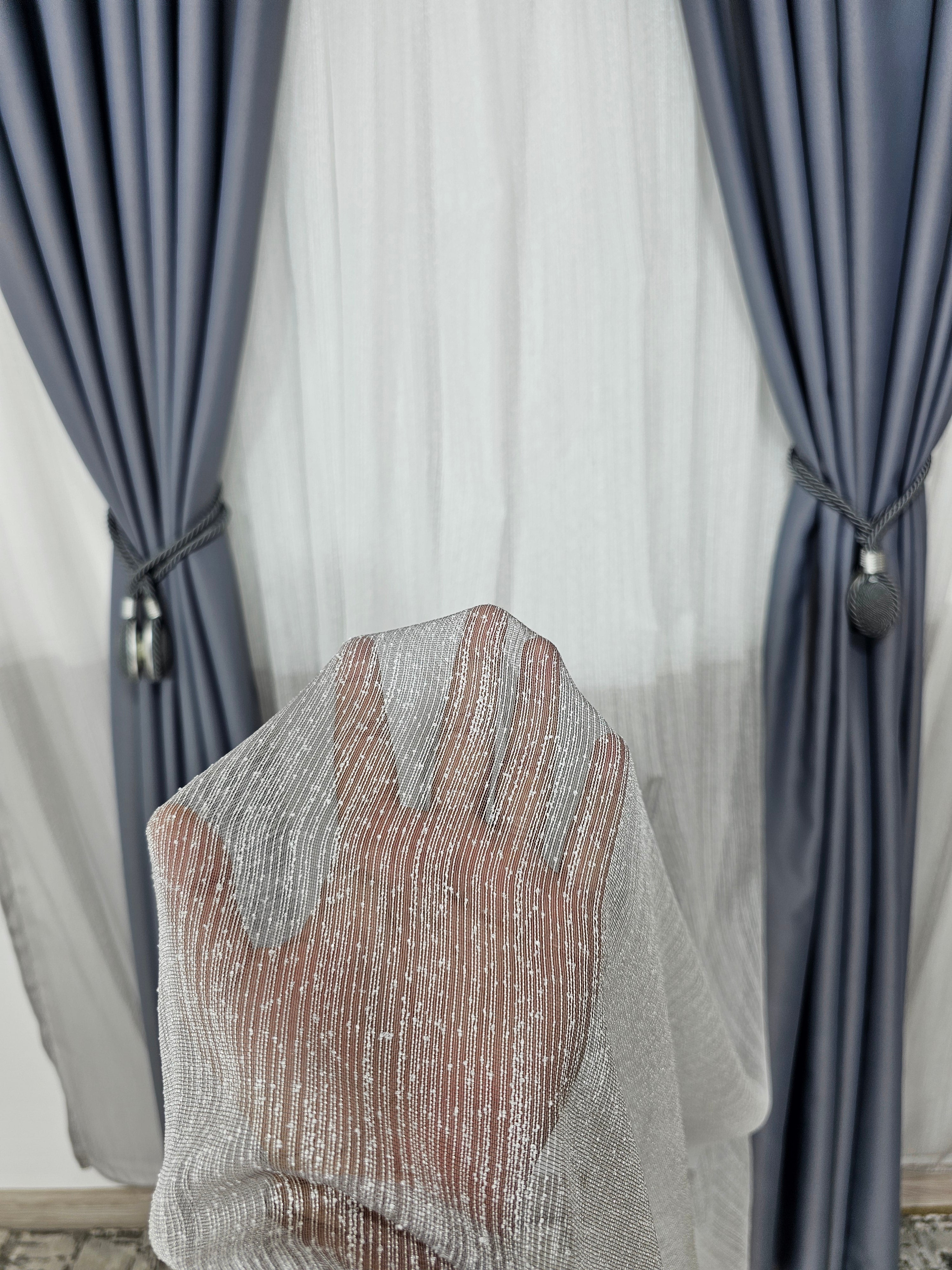 Set Grant: Perdea in doua culori alb gri din material tip borangic si draperie blackout 98% gri mediu