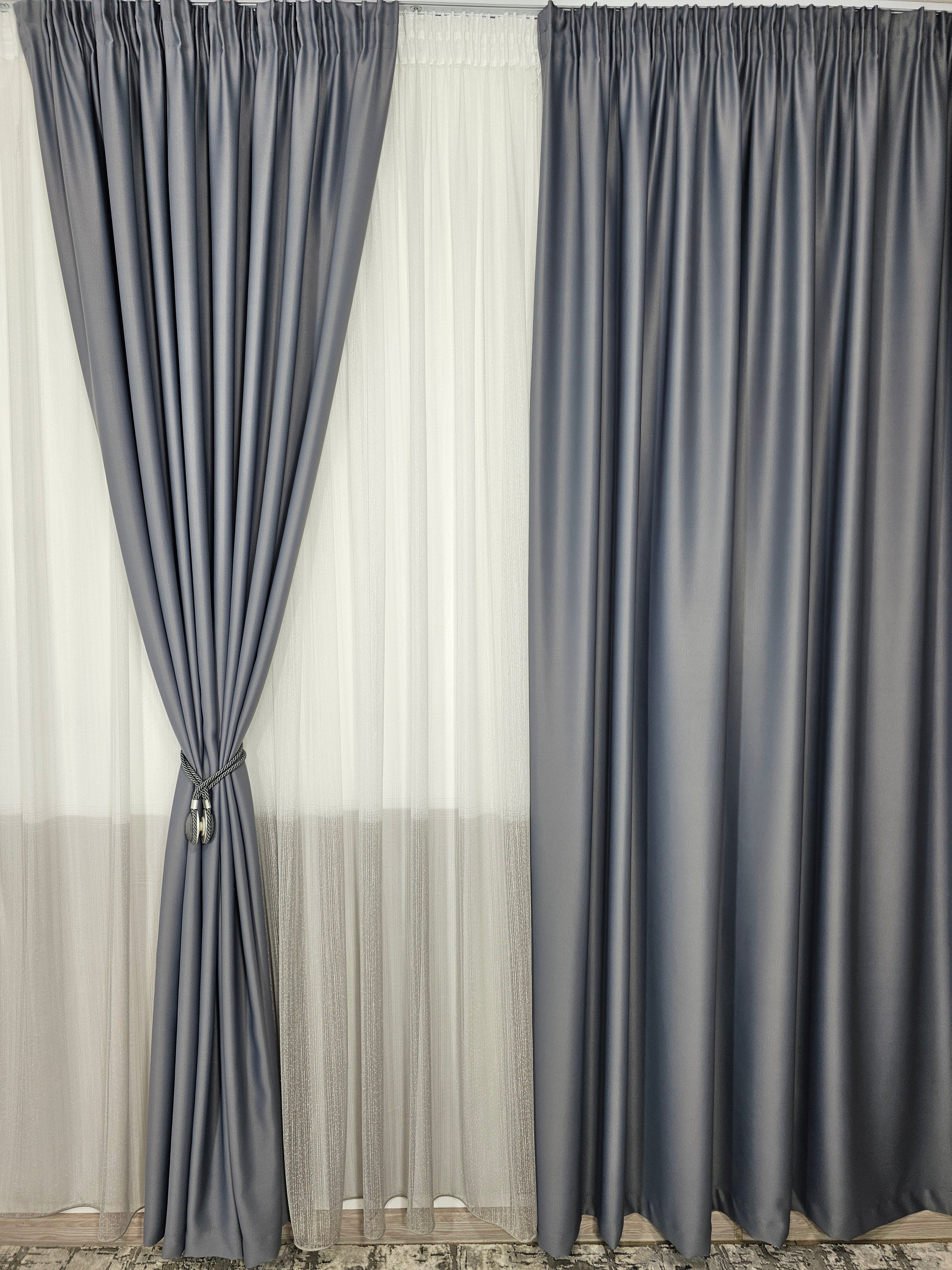 Set Grant: Perdea in doua culori alb gri din material tip borangic si draperie blackout 98% gri mediu