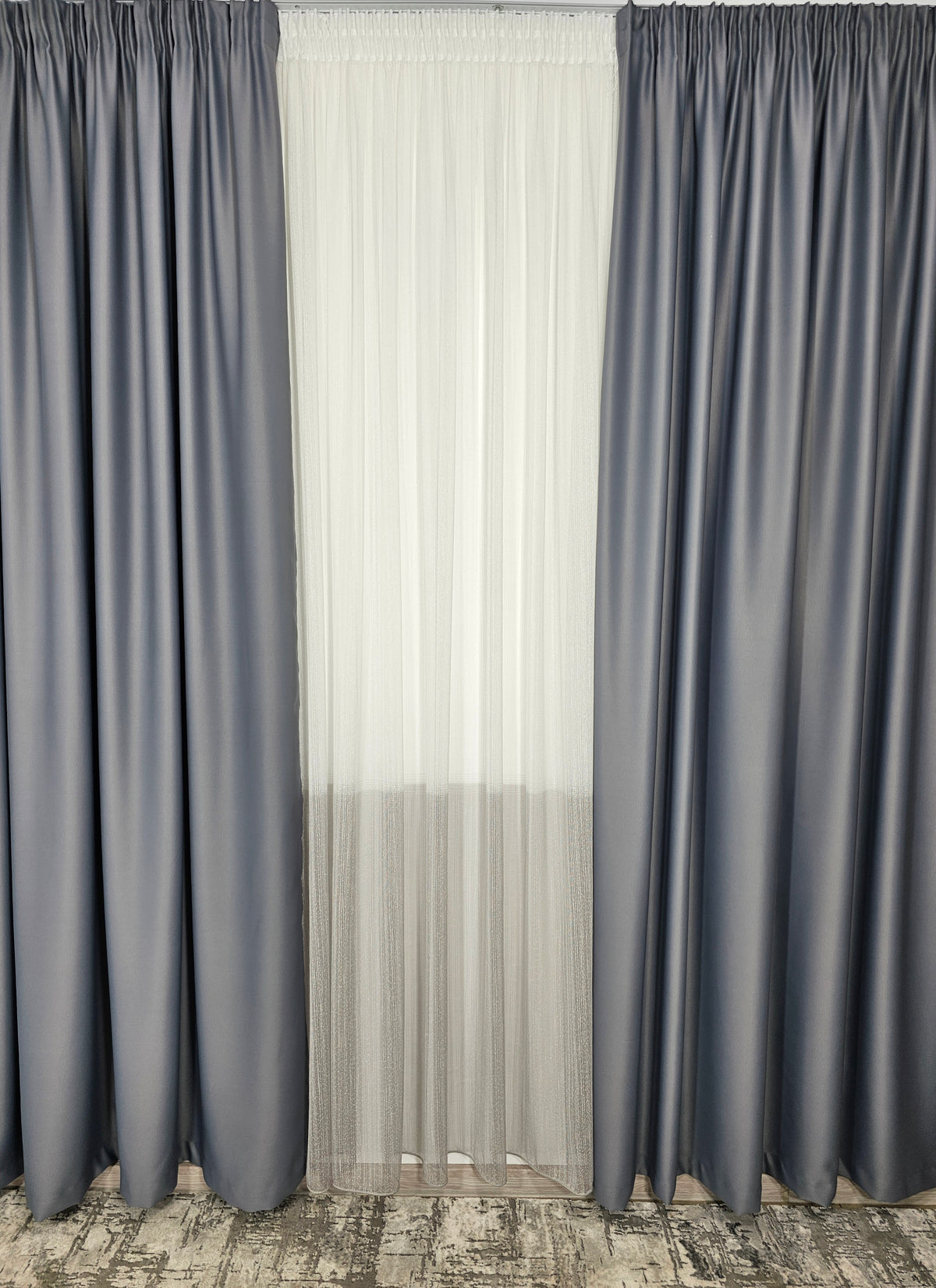Set Grant: Perdea in doua culori alb gri din material tip borangic si draperie blackout 98% gri mediu