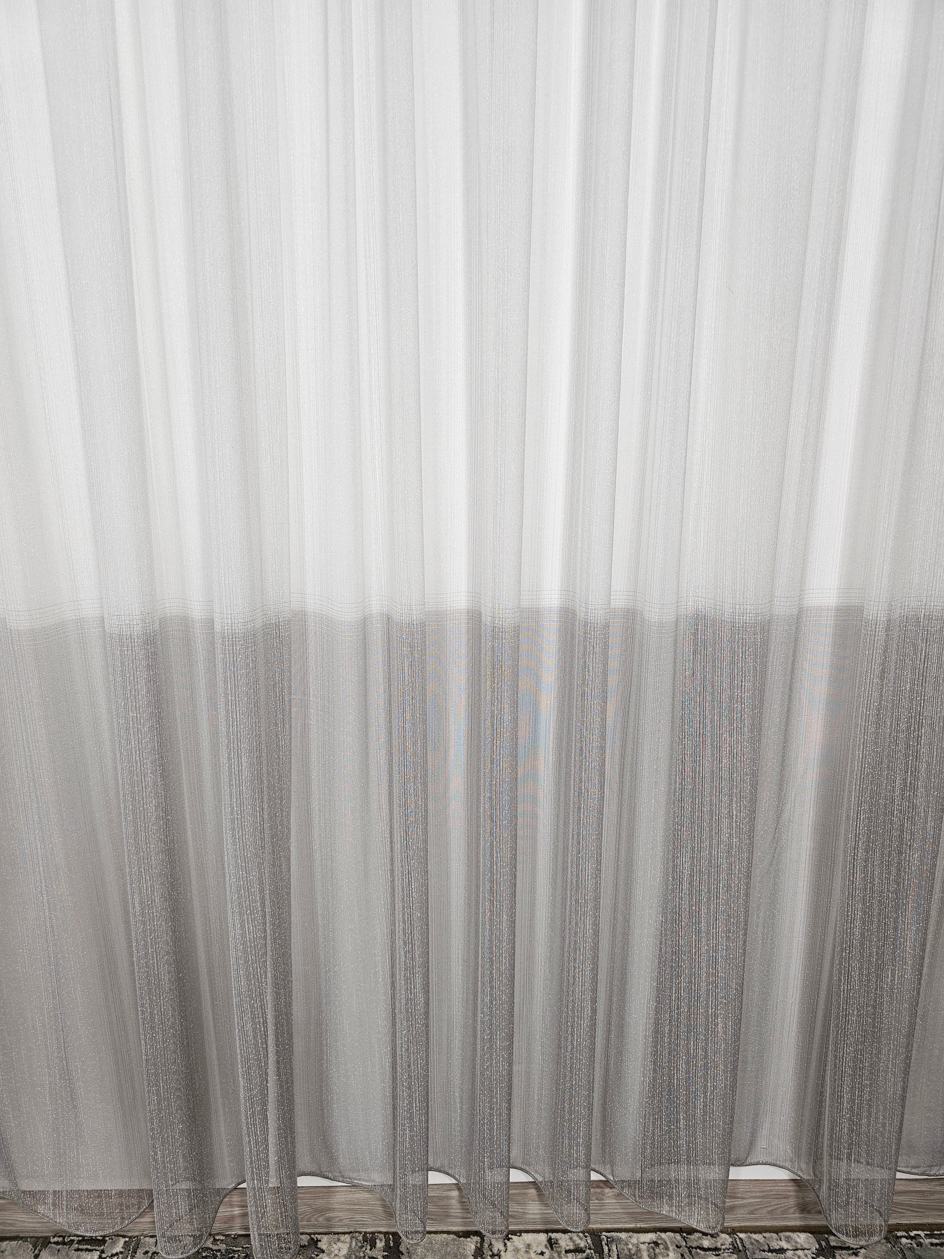 Set Grant: Perdea in doua culori alb gri din material tip borangic si draperie blackout 98% gri mediu