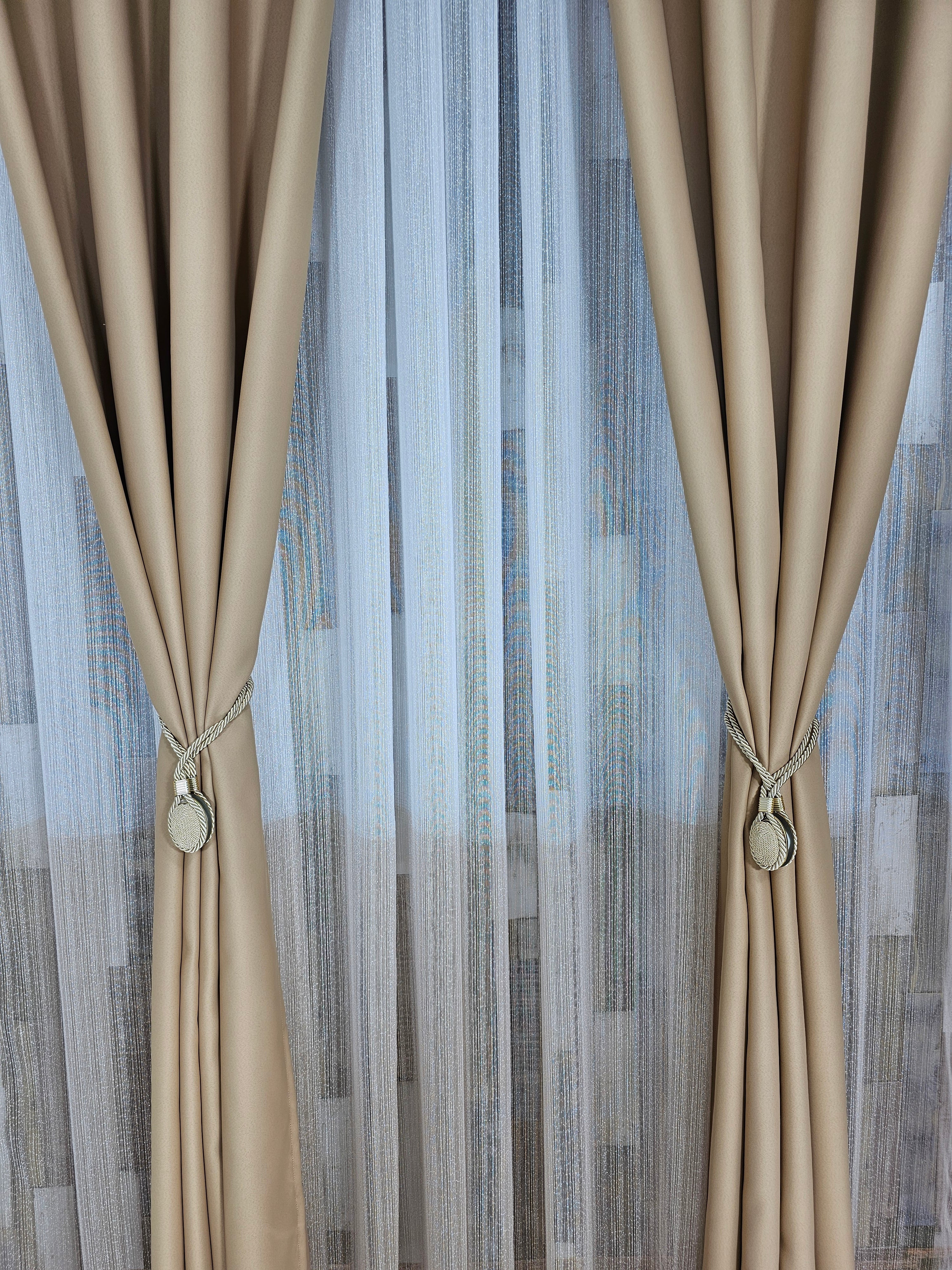Set Nicolae: Perdea in doua culori alb crem din material tip borangic si draperie capucino blackout 80%