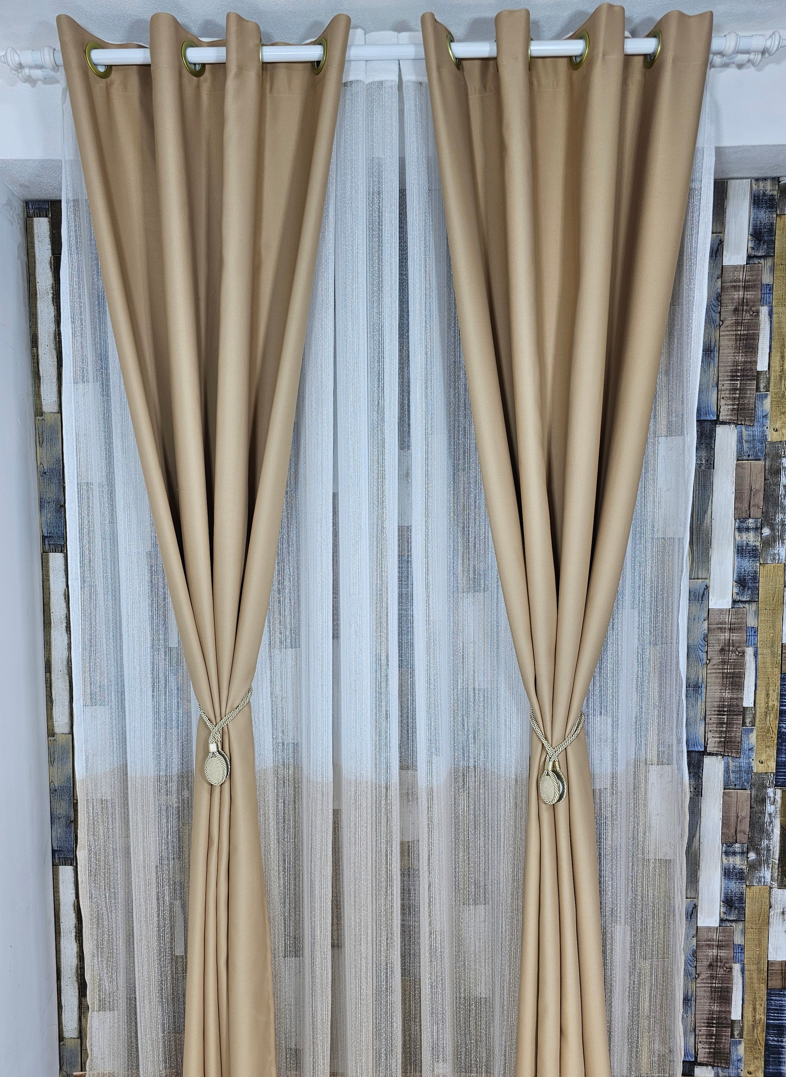 Set Nicolae: Perdea in doua culori alb crem din material tip borangic si draperie capucino blackout 80%