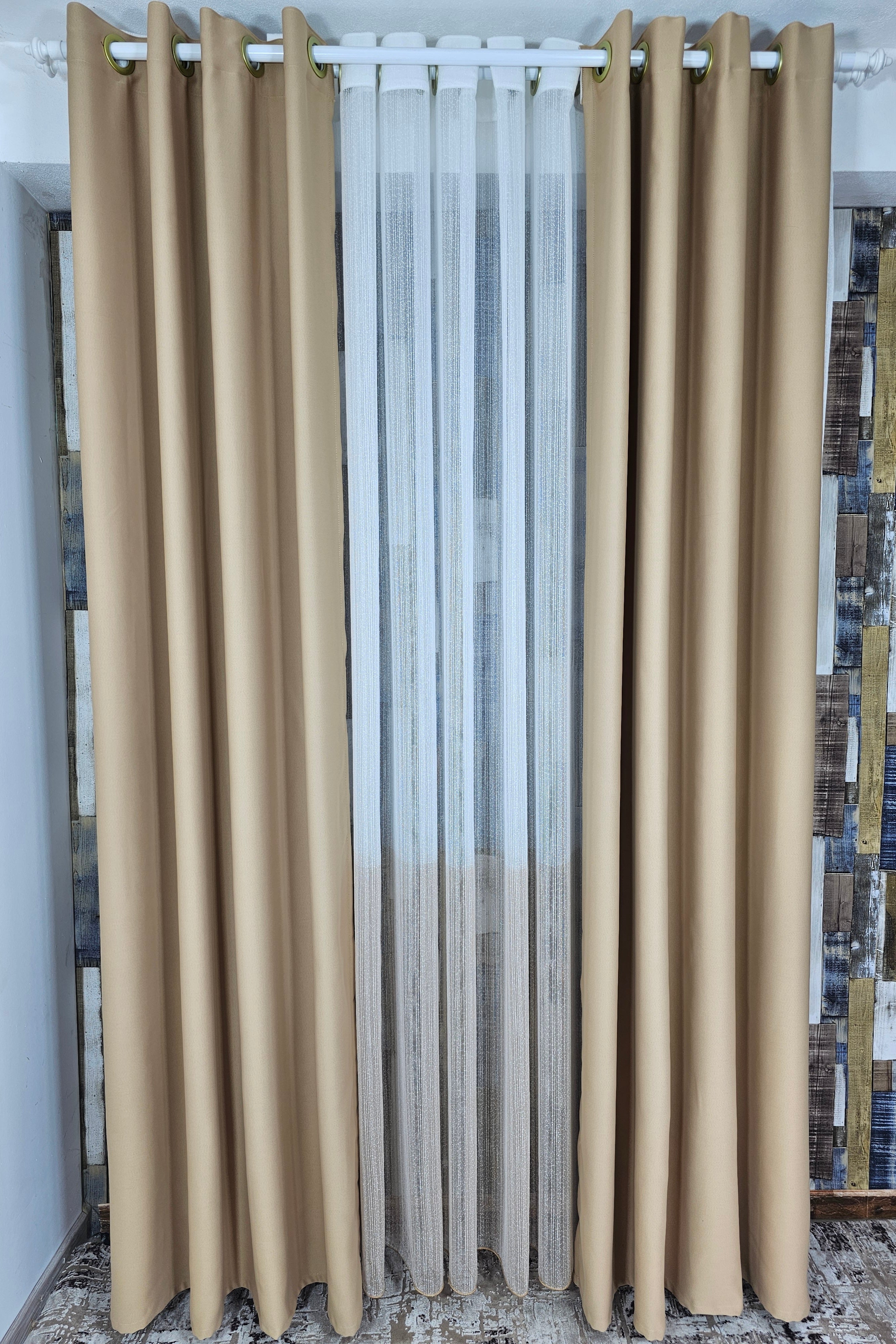 Set Nicolae: Perdea in doua culori alb crem din material tip borangic si draperie capucino blackout 80%