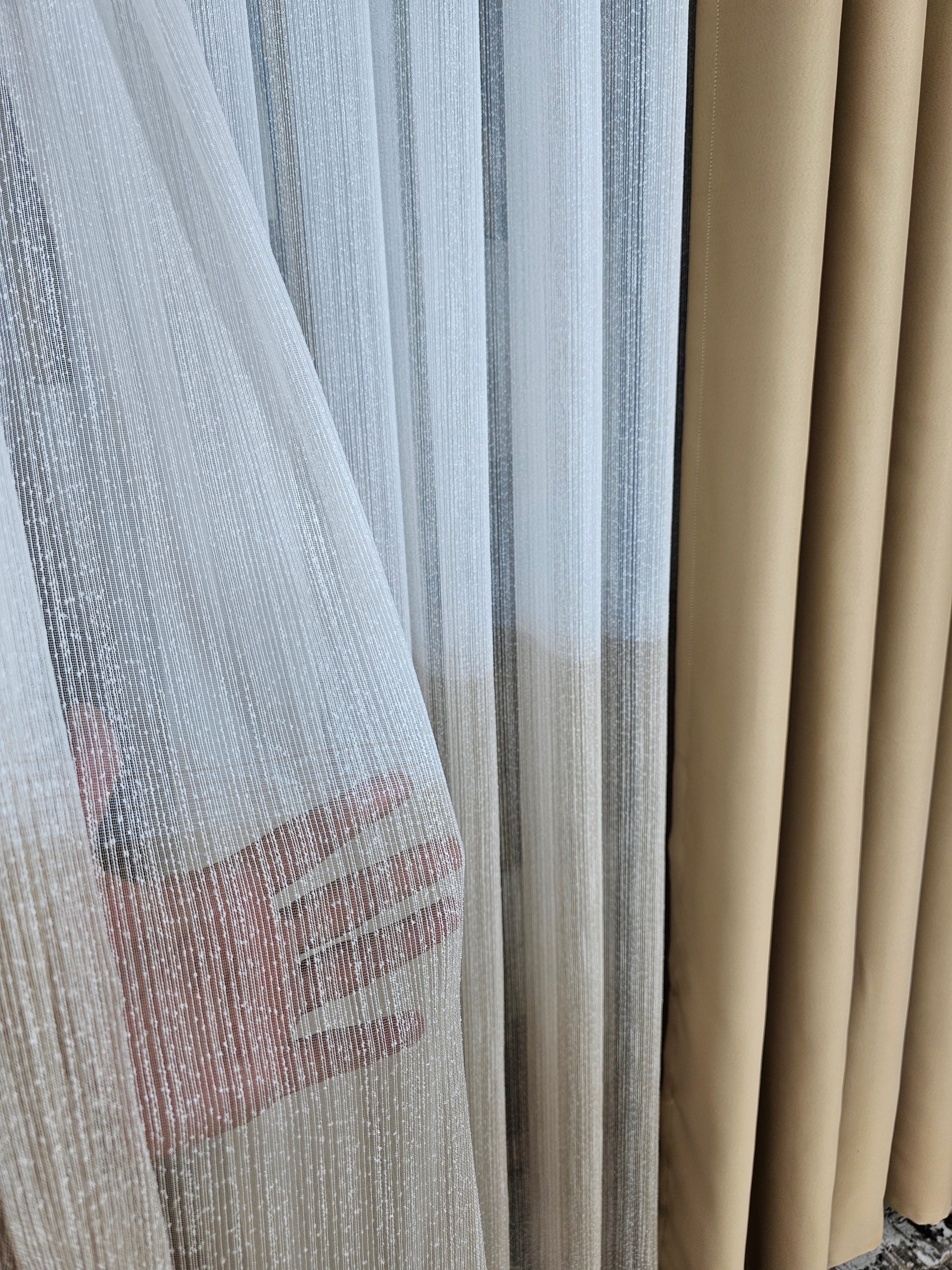 Set Nicolae: Perdea in doua culori alb crem din material tip borangic si draperie capucino blackout 80%