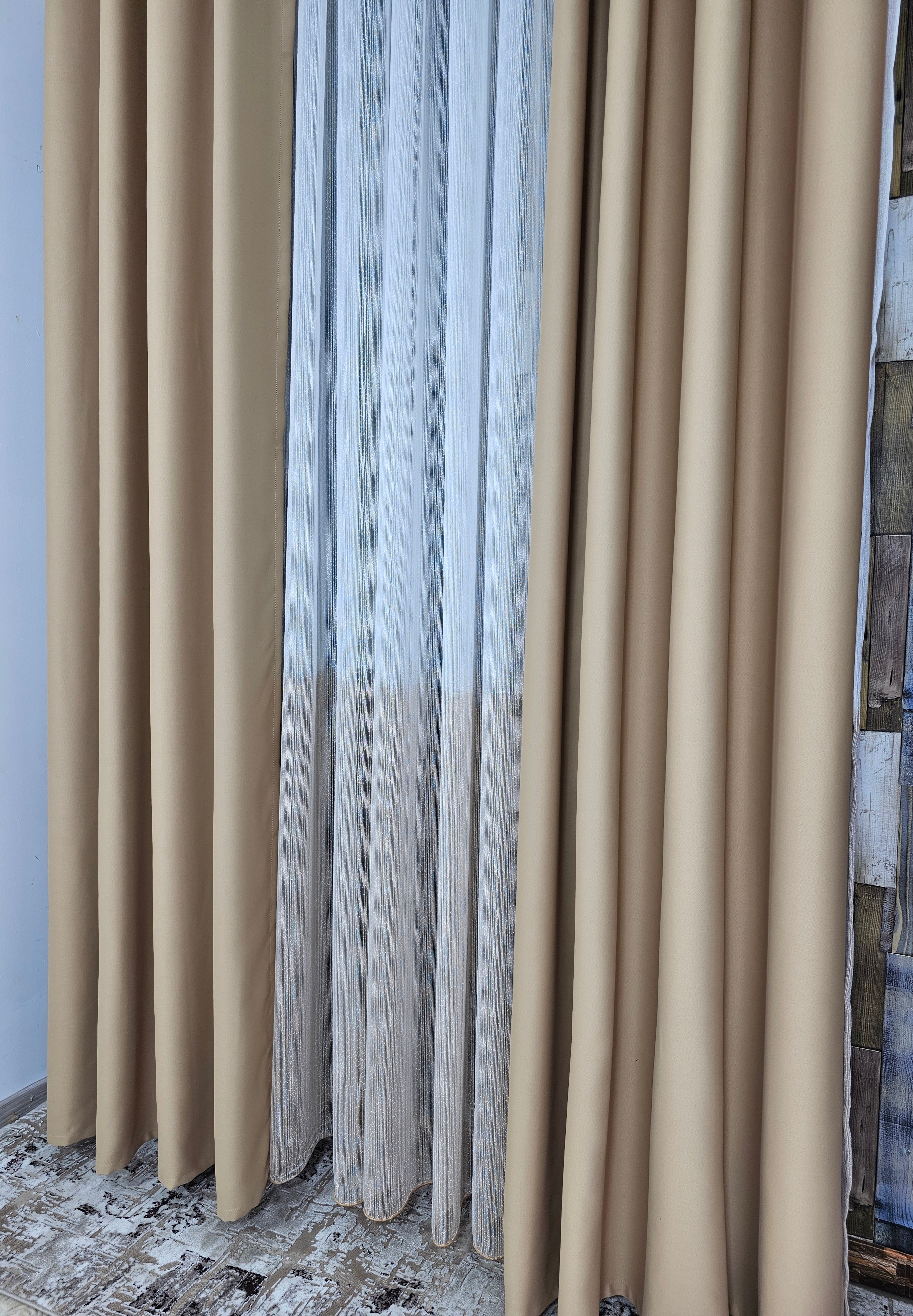 Set Nicolae: Perdea in doua culori alb crem din material tip borangic si draperie capucino blackout 80%