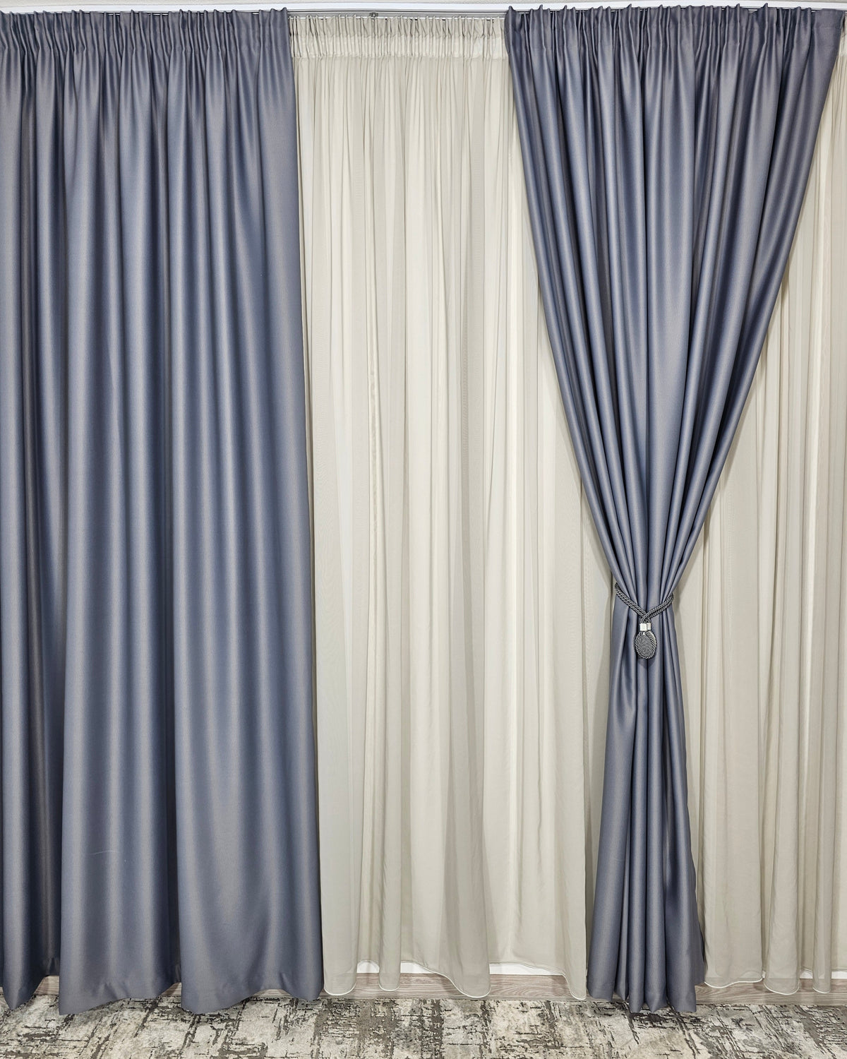 Set Oscar – Perdea Voal Premium Gri si Draperie Gri Mediu Blackout 90% – ideal pentru livinguri si dormitoare moderne cu canapele crem, gri, alb sau antracit si mobilier lemn natur, alb sau wenge – confectionat pe comanda