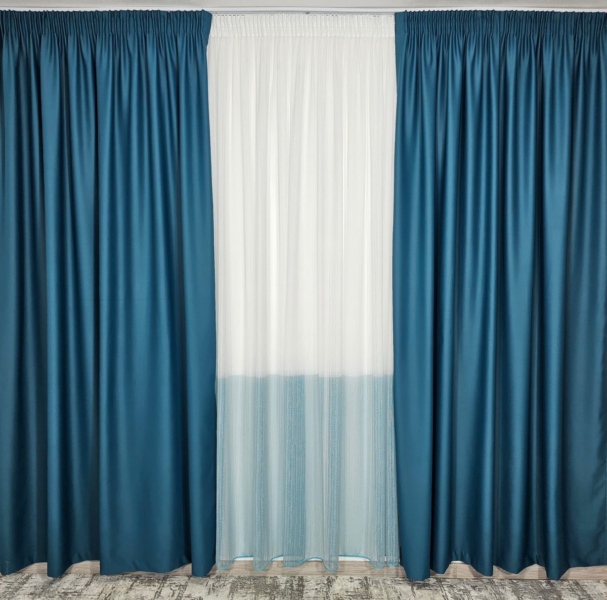 Set Dumbrava: Perdea tip Borangic în Două Culori Alb-Turcoaz și Draperie Blackout 98% Opacă Turcoaz