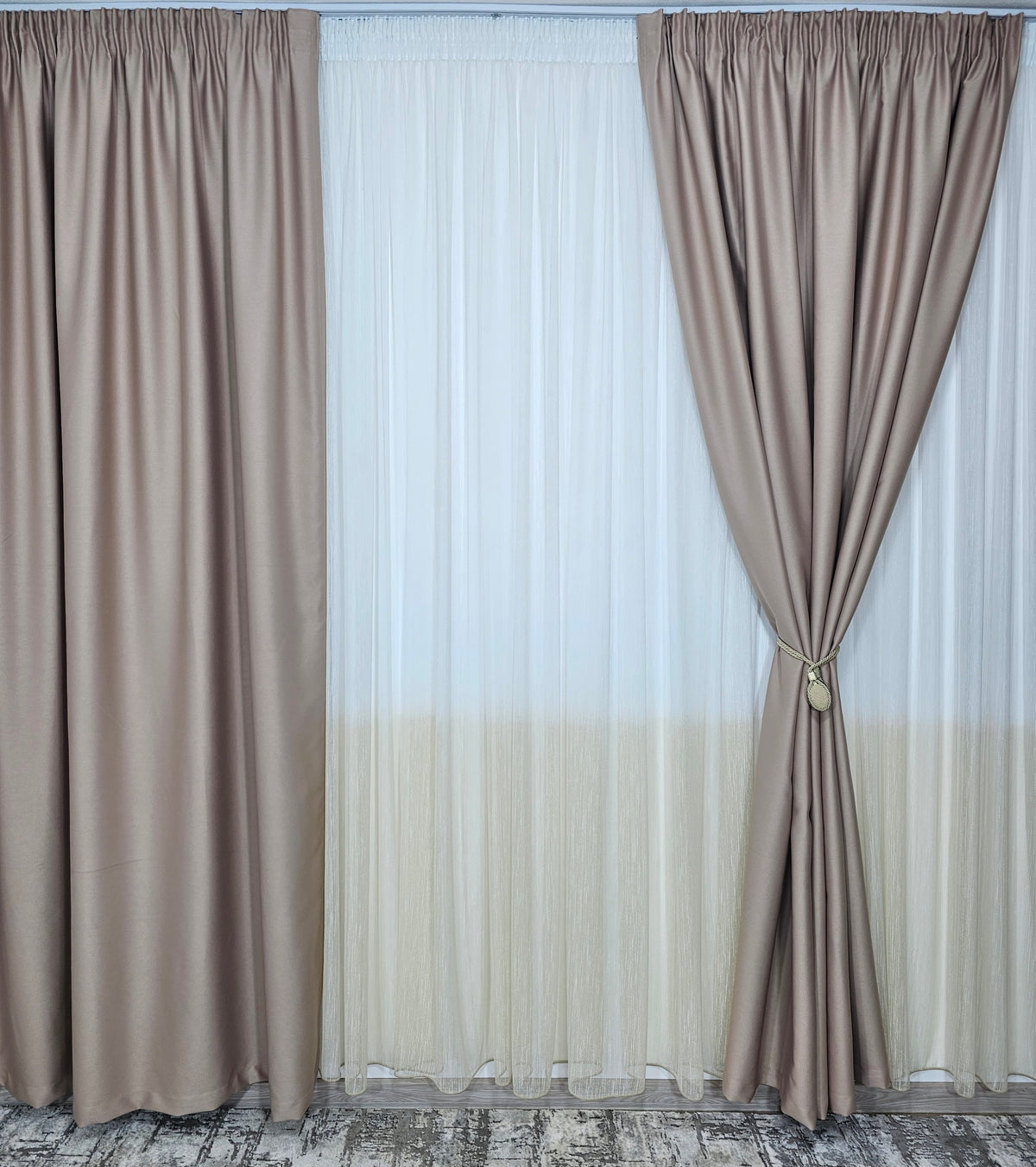 Set Rizzo:Perdea in doua culori alb-bej din material tip borangic si draperie mai tip hotel bej roze