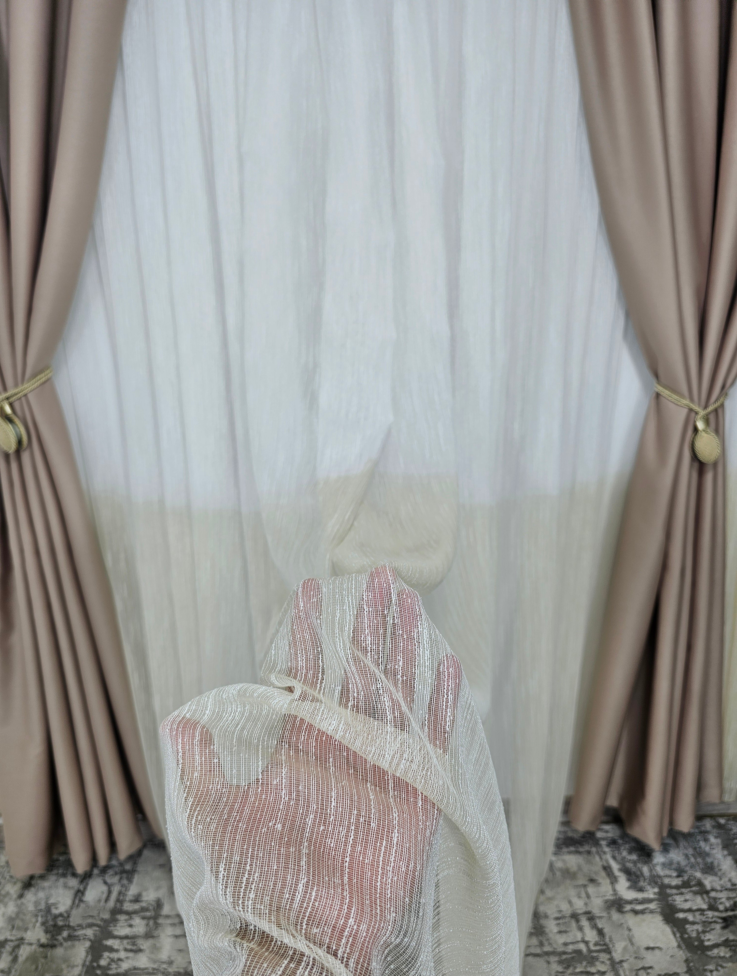 Set Rizzo:Perdea in doua culori alb-bej din material tip borangic si draperie mai tip hotel bej roze