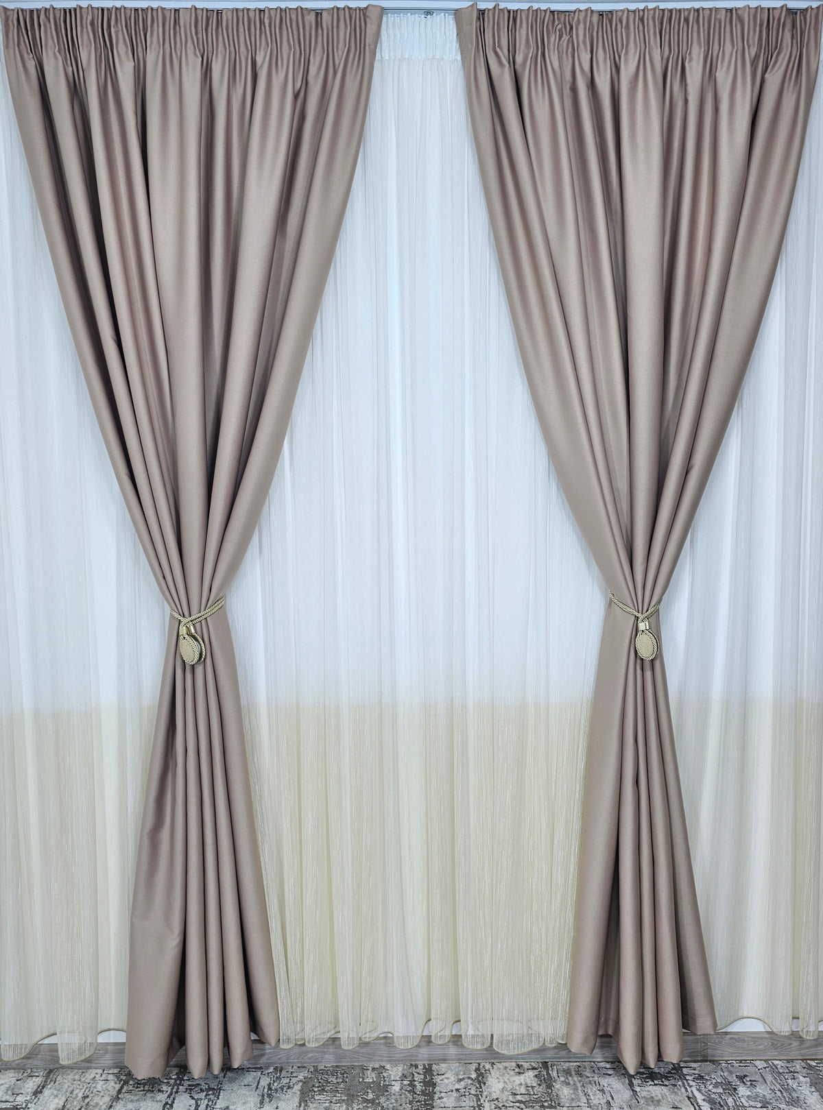 Set Rizzo:Perdea in doua culori alb-bej din material tip borangic si draperie mai tip hotel bej roze