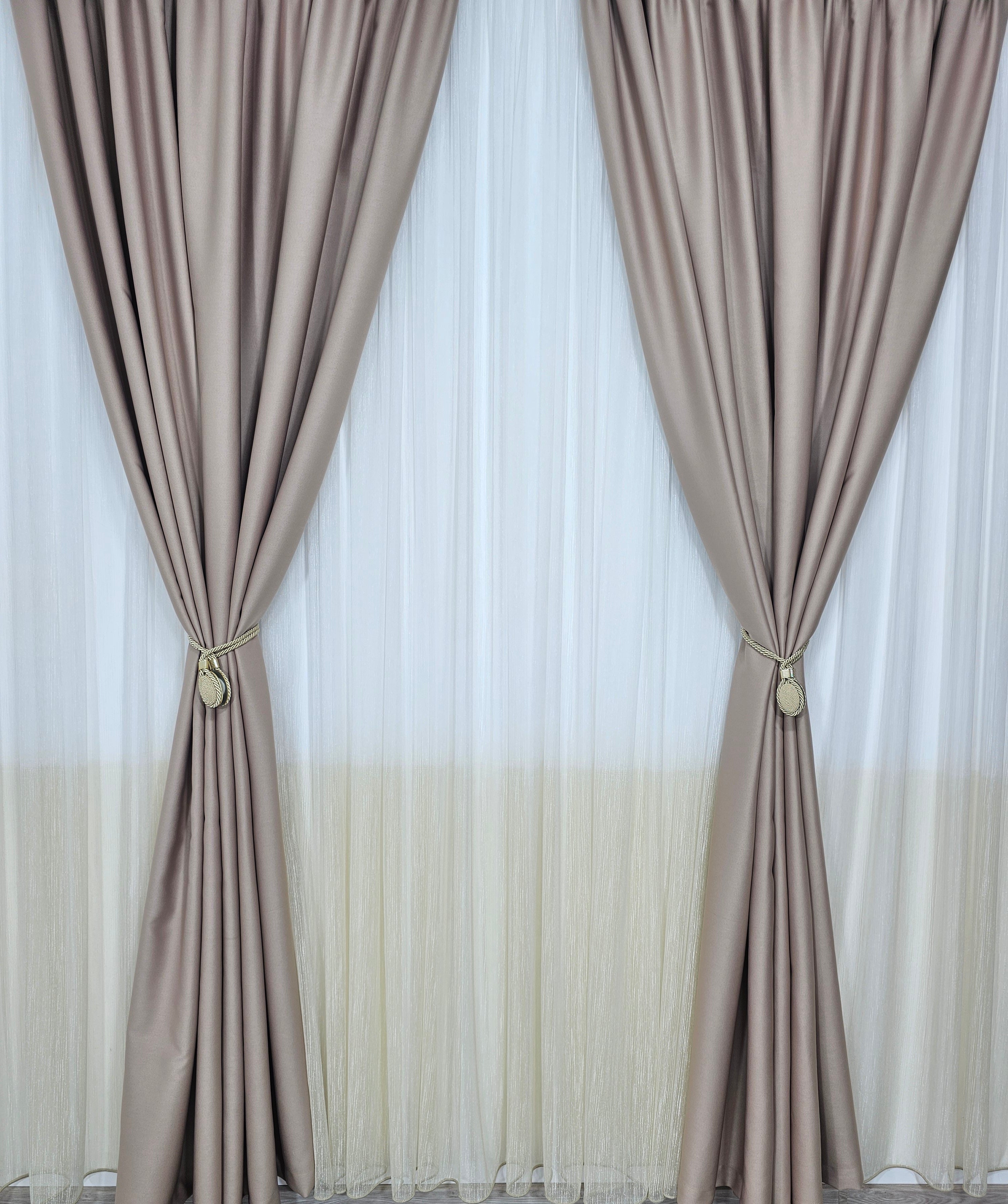 Set Rizzo:Perdea in doua culori alb-bej din material tip borangic si draperie mai tip hotel bej roze