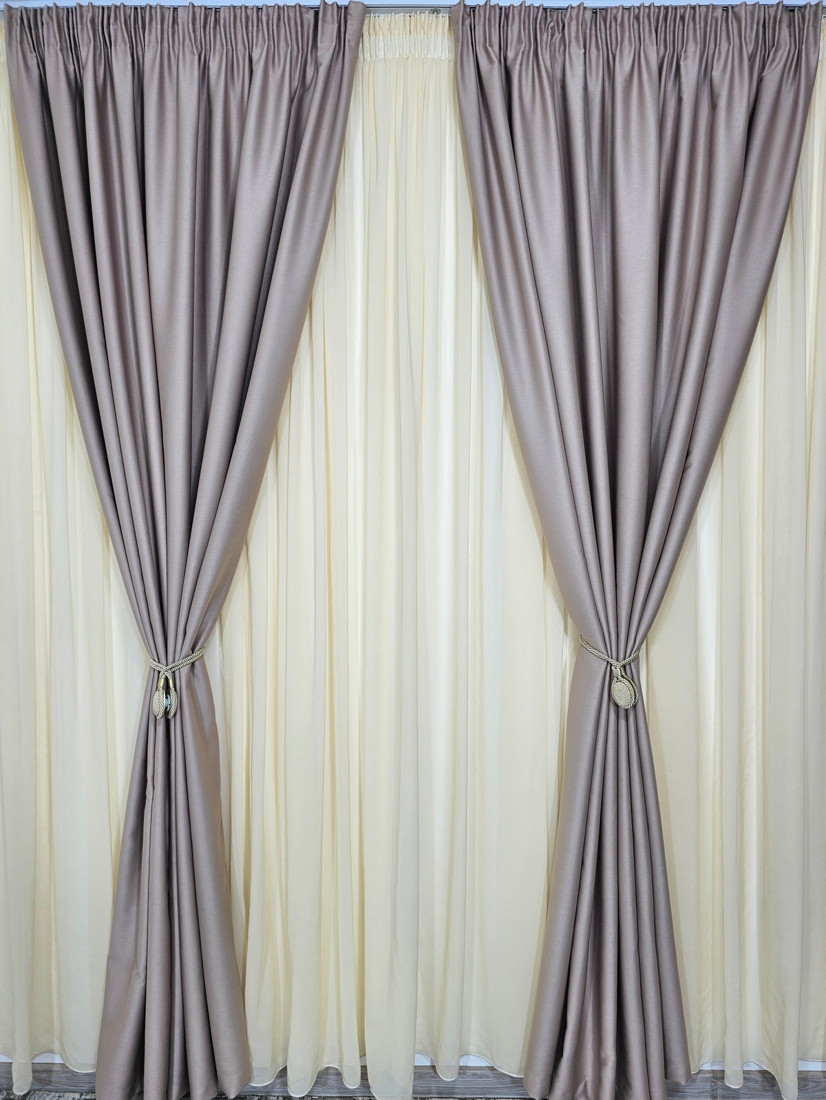 Set Astoria: Perdea Jorjet Crem din Material Plin și Draperie crem roze Blackout Mai Tip Hotel