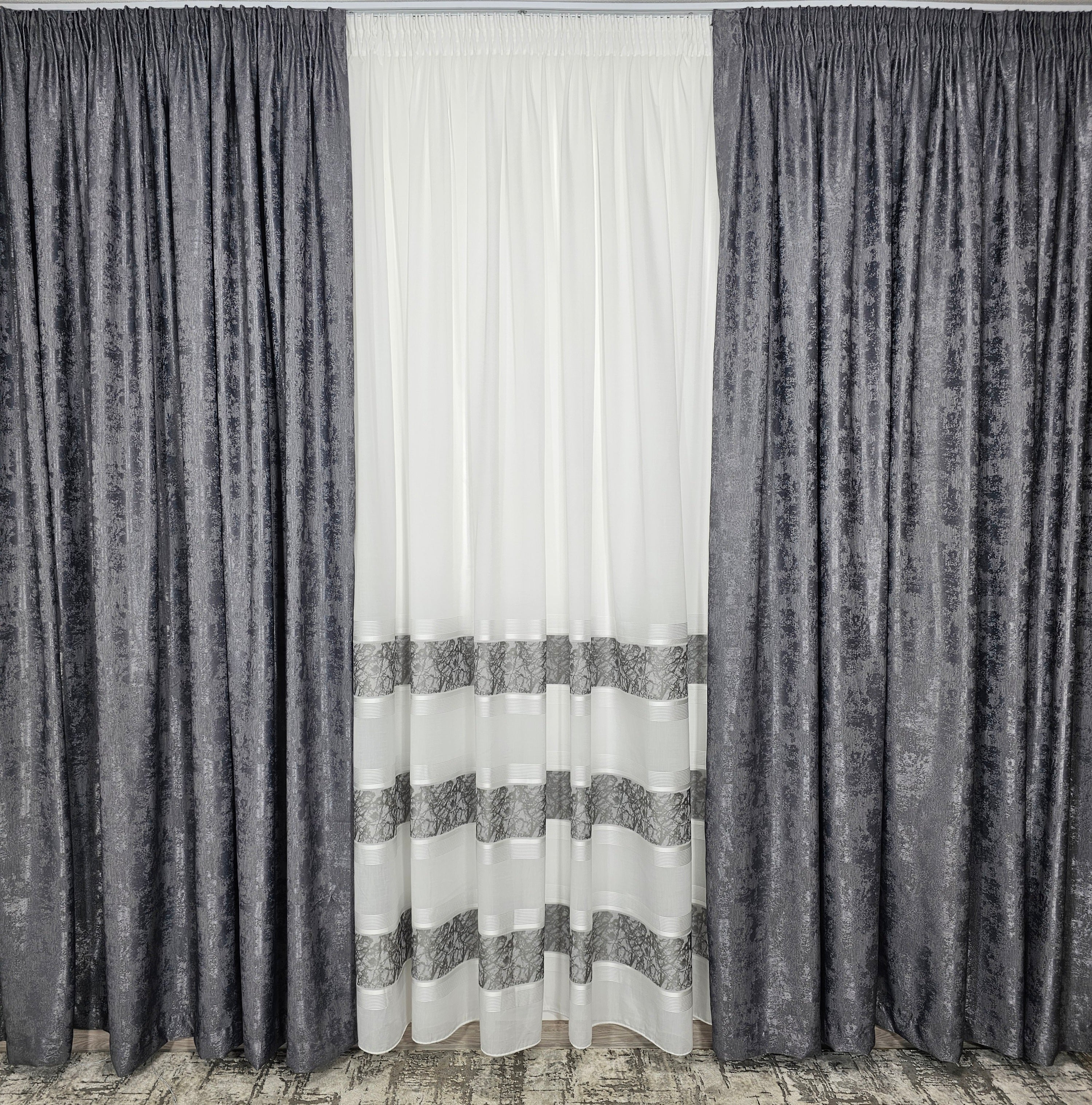 Set Tenzo: Perdea In Cristal Cu Benzi Gri Si Draperie Tip Vopsea Decorativa Gri Inchis