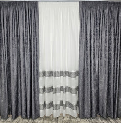 Set Tenzo Recomandat pentru Camere in Nuante de Gri, Alb si Negru -  Perdea In Cristal cu Benzi Gri si Draperie Gri Inchis Tip Vopsea Decorativa - Confectionat pe Comanda