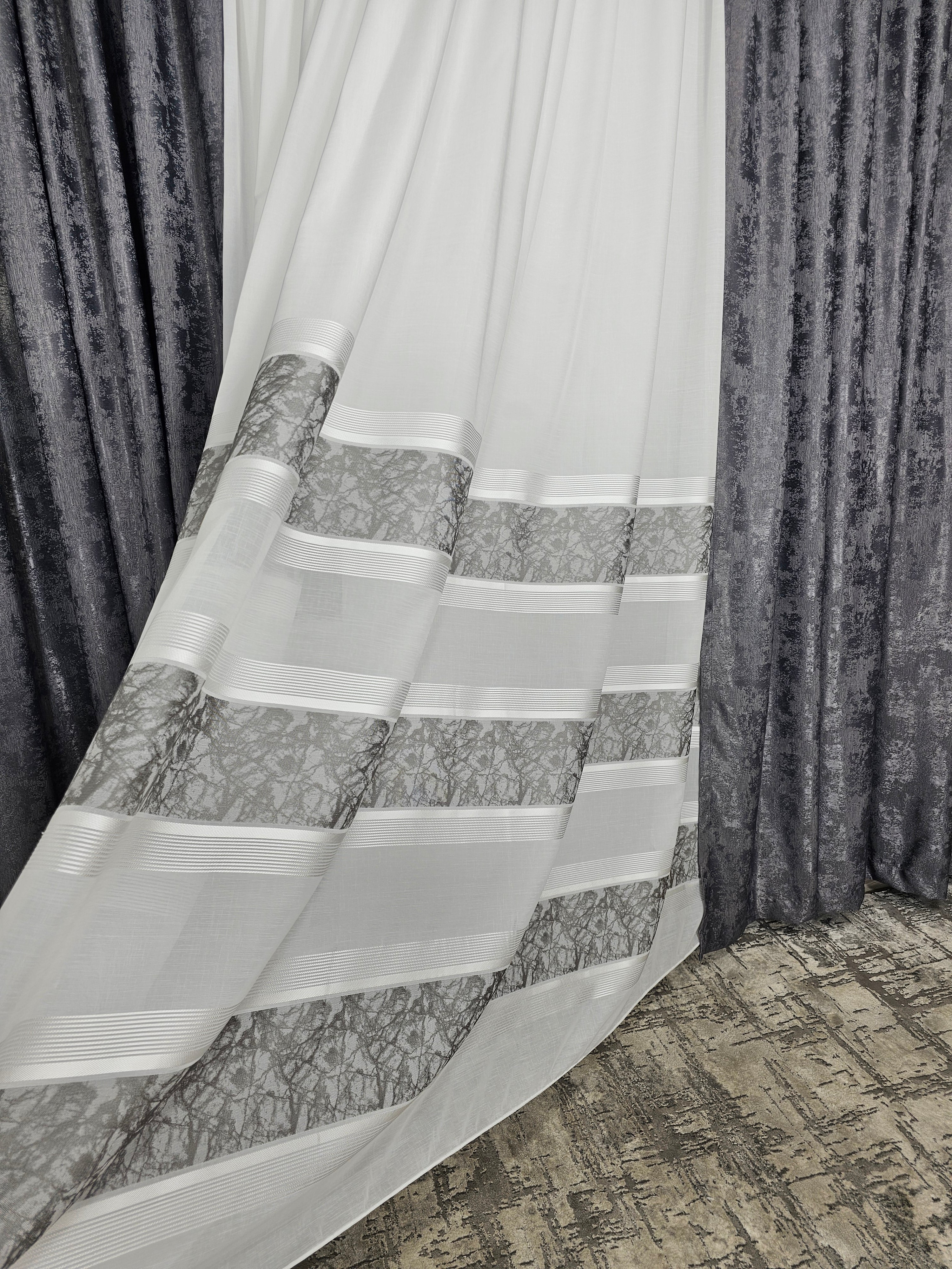 Set Tenzo: Perdea In Cristal Cu Benzi Gri Si Draperie Tip Vopsea Decorativa Gri Inchis