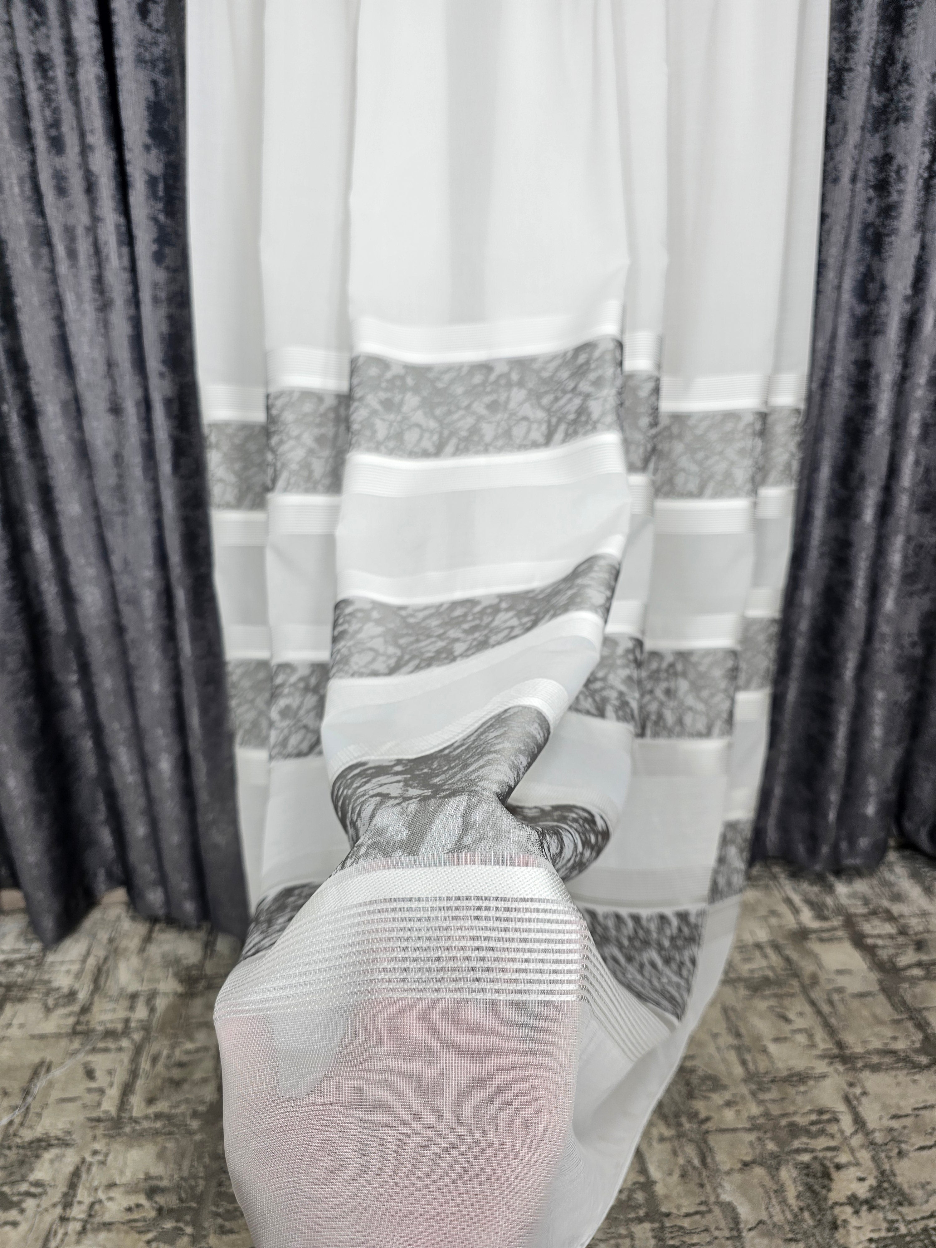 Set Tenzo: Perdea In Cristal Cu Benzi Gri Si Draperie Tip Vopsea Decorativa Gri Inchis