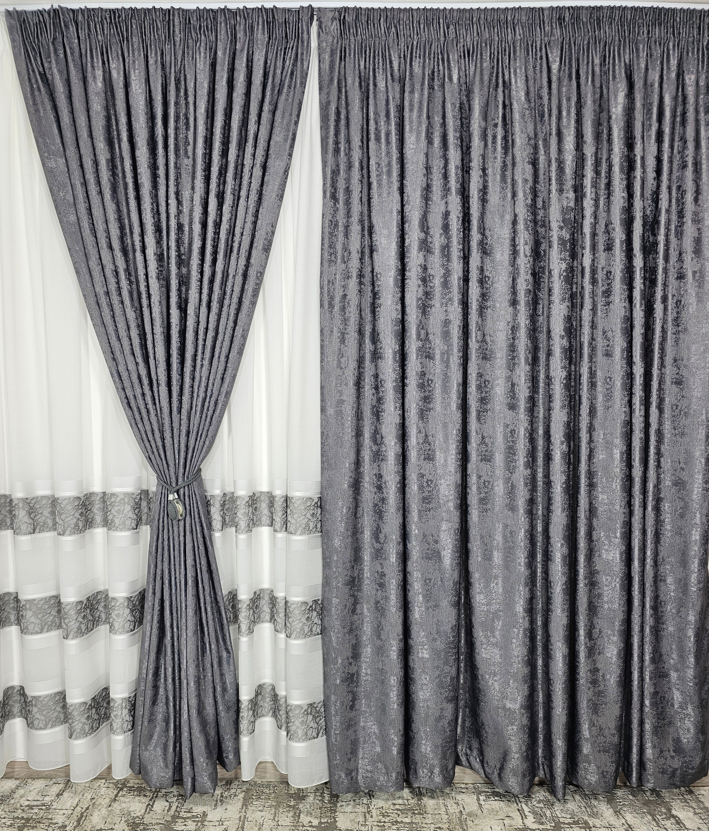 Set Tenzo: Perdea In Cristal Cu Benzi Gri Si Draperie Tip Vopsea Decorativa Gri Inchis