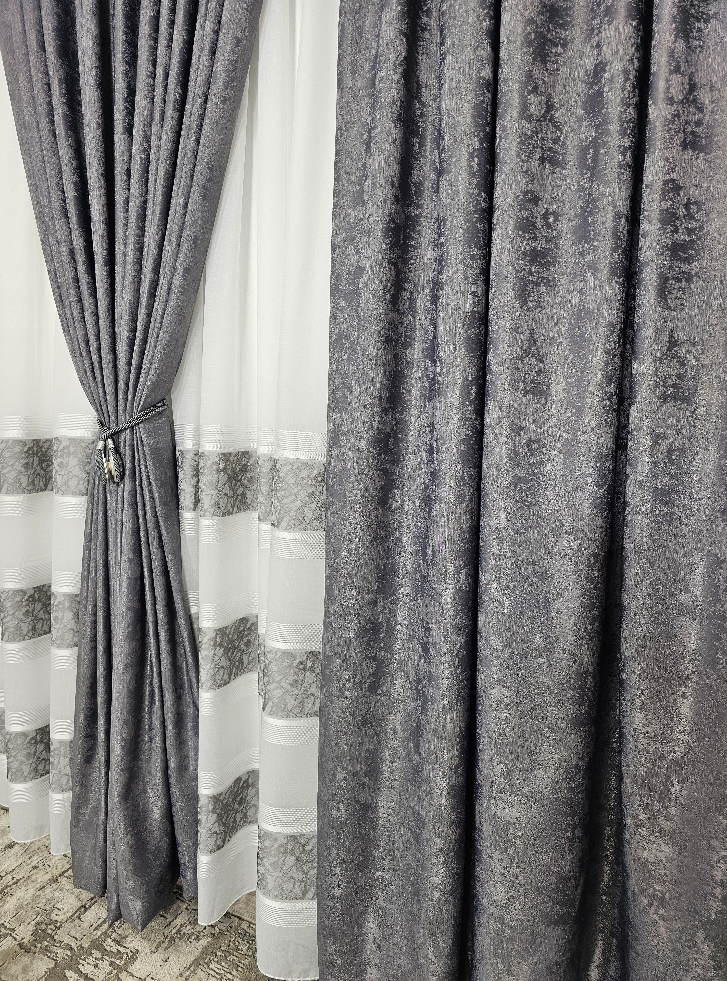Set Tenzo: Perdea In Cristal Cu Benzi Gri Si Draperie Tip Vopsea Decorativa Gri Inchis