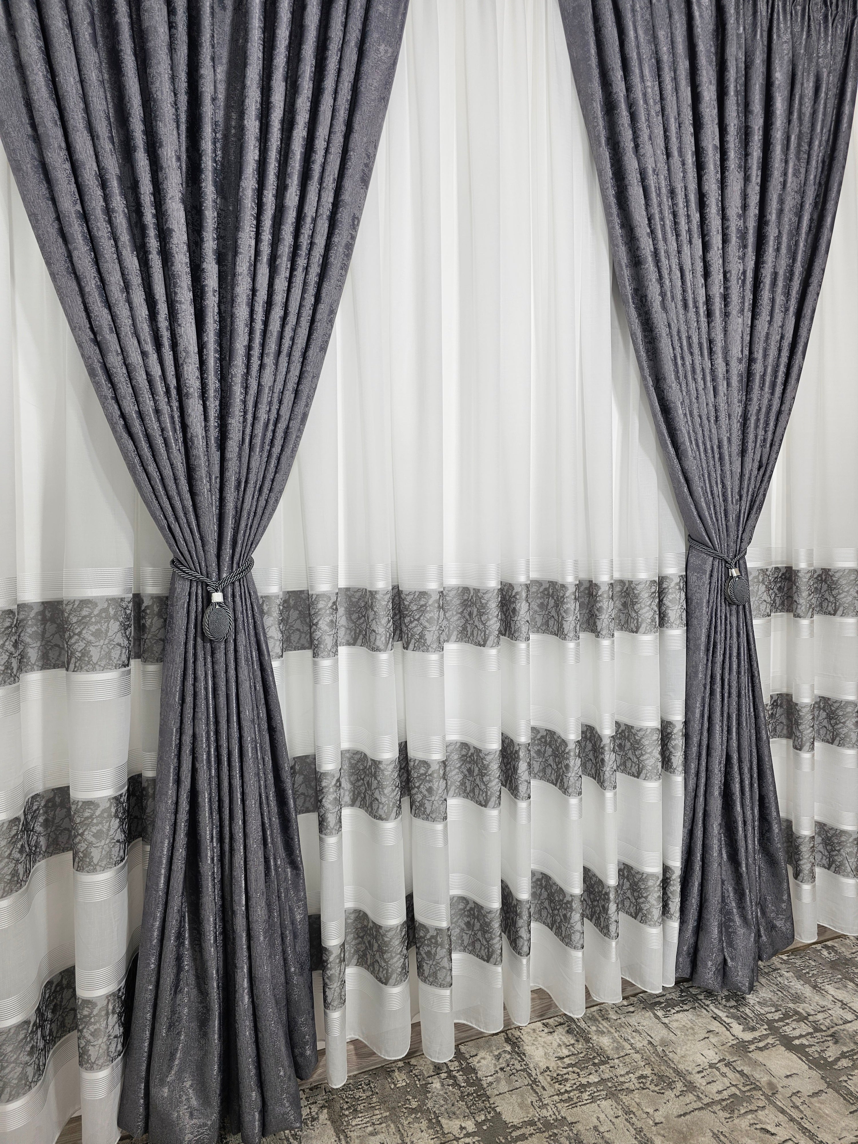 Set Tenzo: Perdea In Cristal Cu Benzi Gri Si Draperie Tip Vopsea Decorativa Gri Inchis