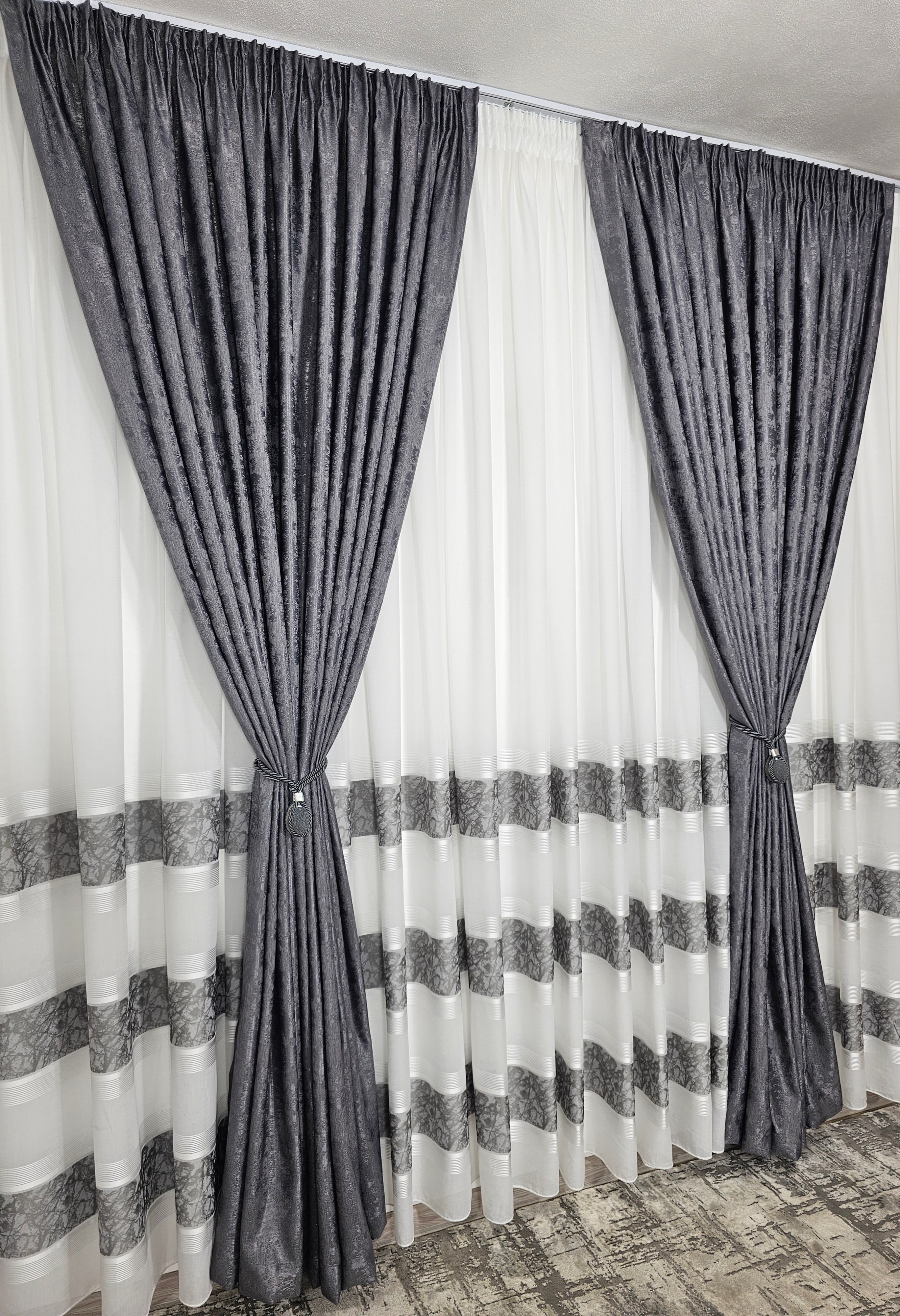 Set Tenzo: Perdea In Cristal Cu Benzi Gri Si Draperie Tip Vopsea Decorativa Gri Inchis