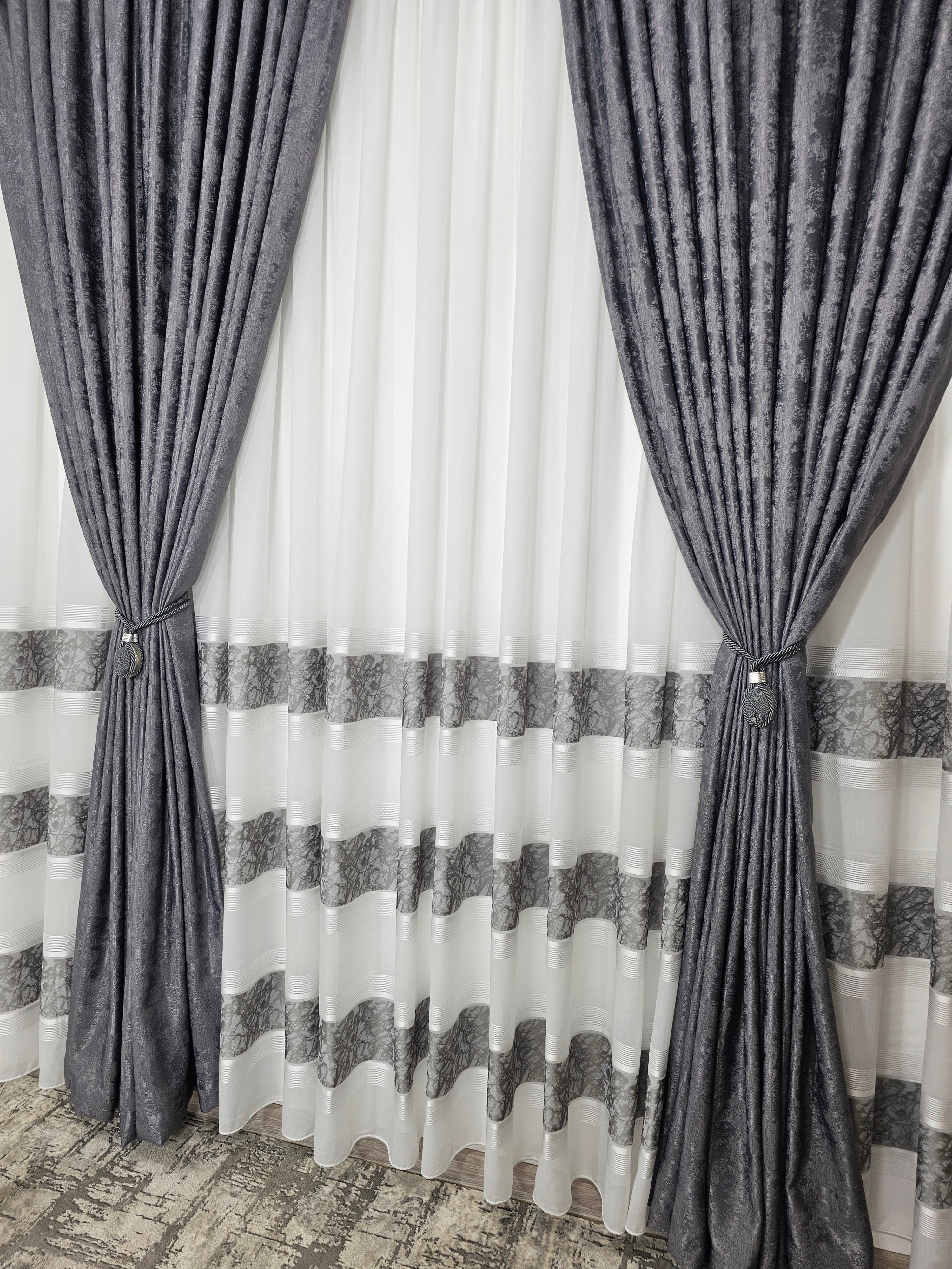 Set Tenzo: Perdea In Cristal Cu Benzi Gri Si Draperie Tip Vopsea Decorativa Gri Inchis