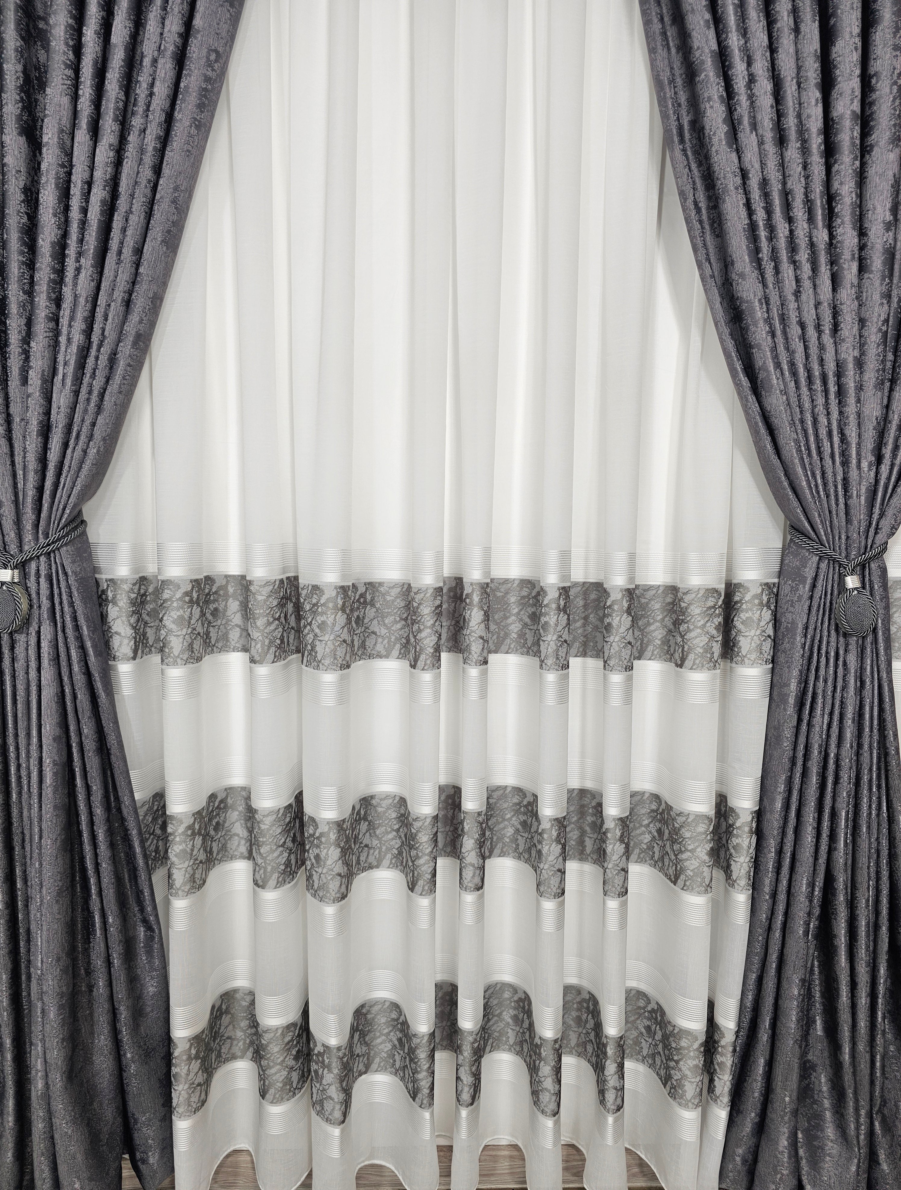 Set Tenzo: Perdea In Cristal Cu Benzi Gri Si Draperie Tip Vopsea Decorativa Gri Inchis