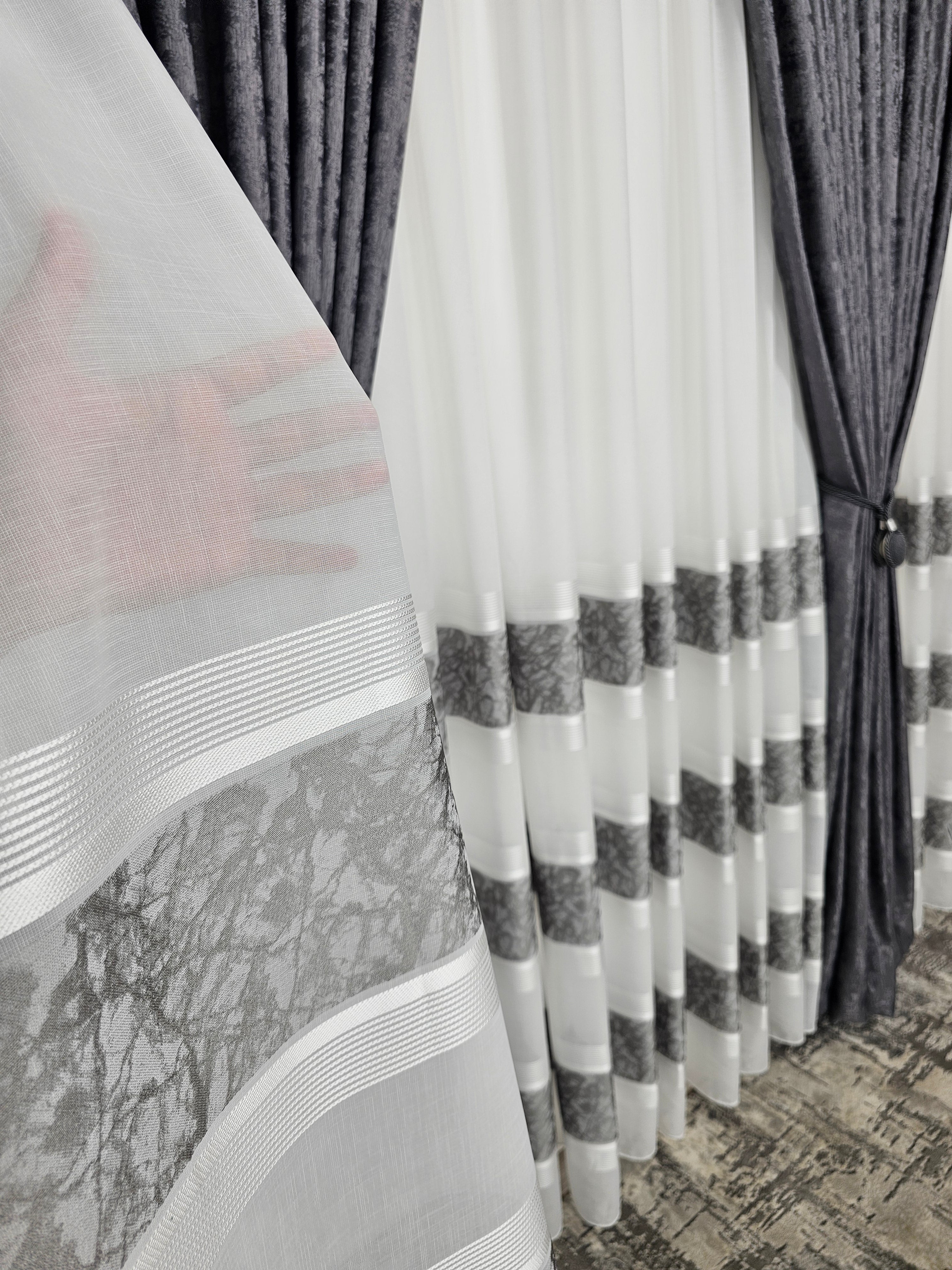Set Tenzo: Perdea In Cristal Cu Benzi Gri Si Draperie Tip Vopsea Decorativa Gri Inchis