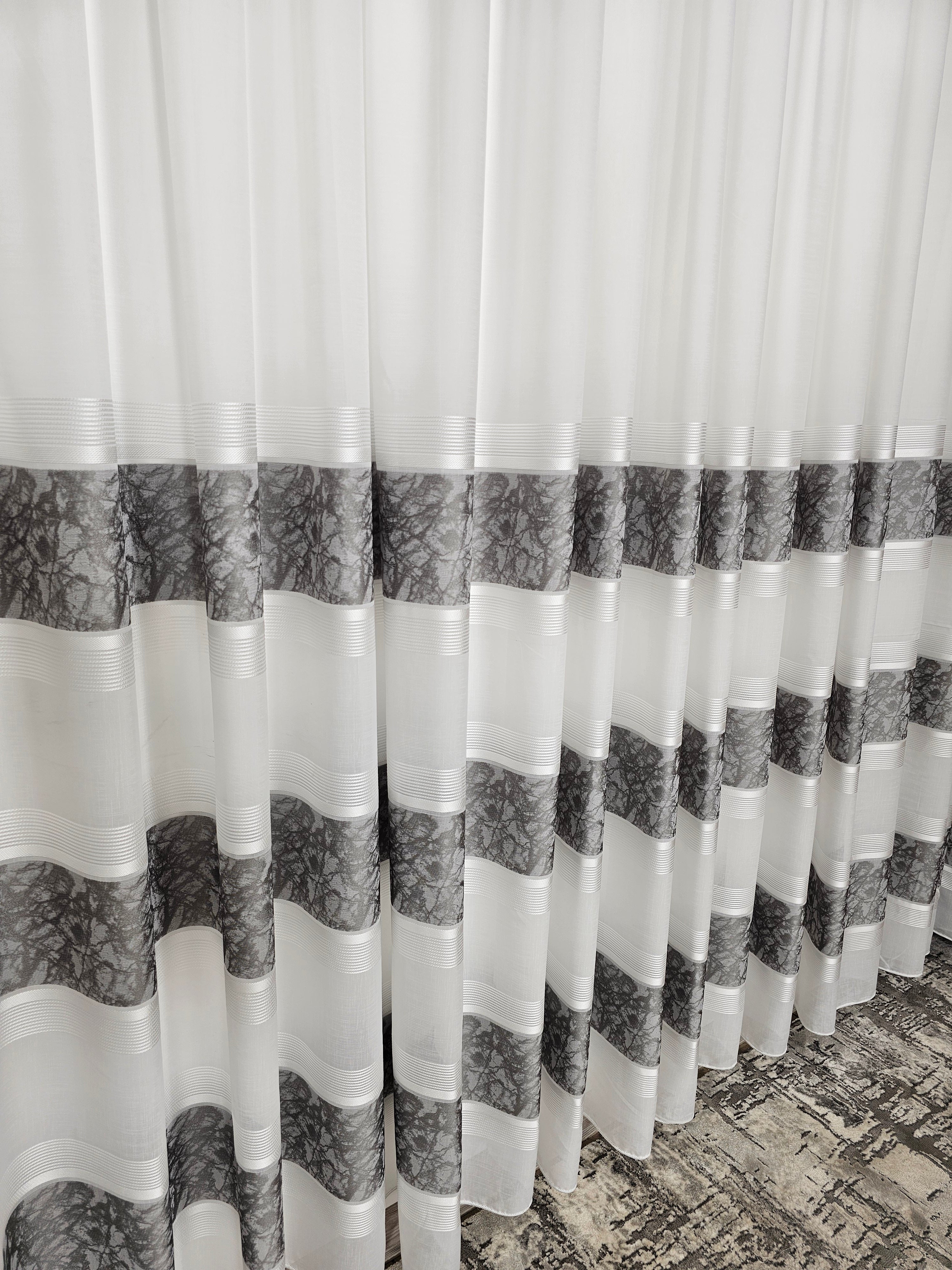 Set Tenzo: Perdea In Cristal Cu Benzi Gri Si Draperie Tip Vopsea Decorativa Gri Inchis
