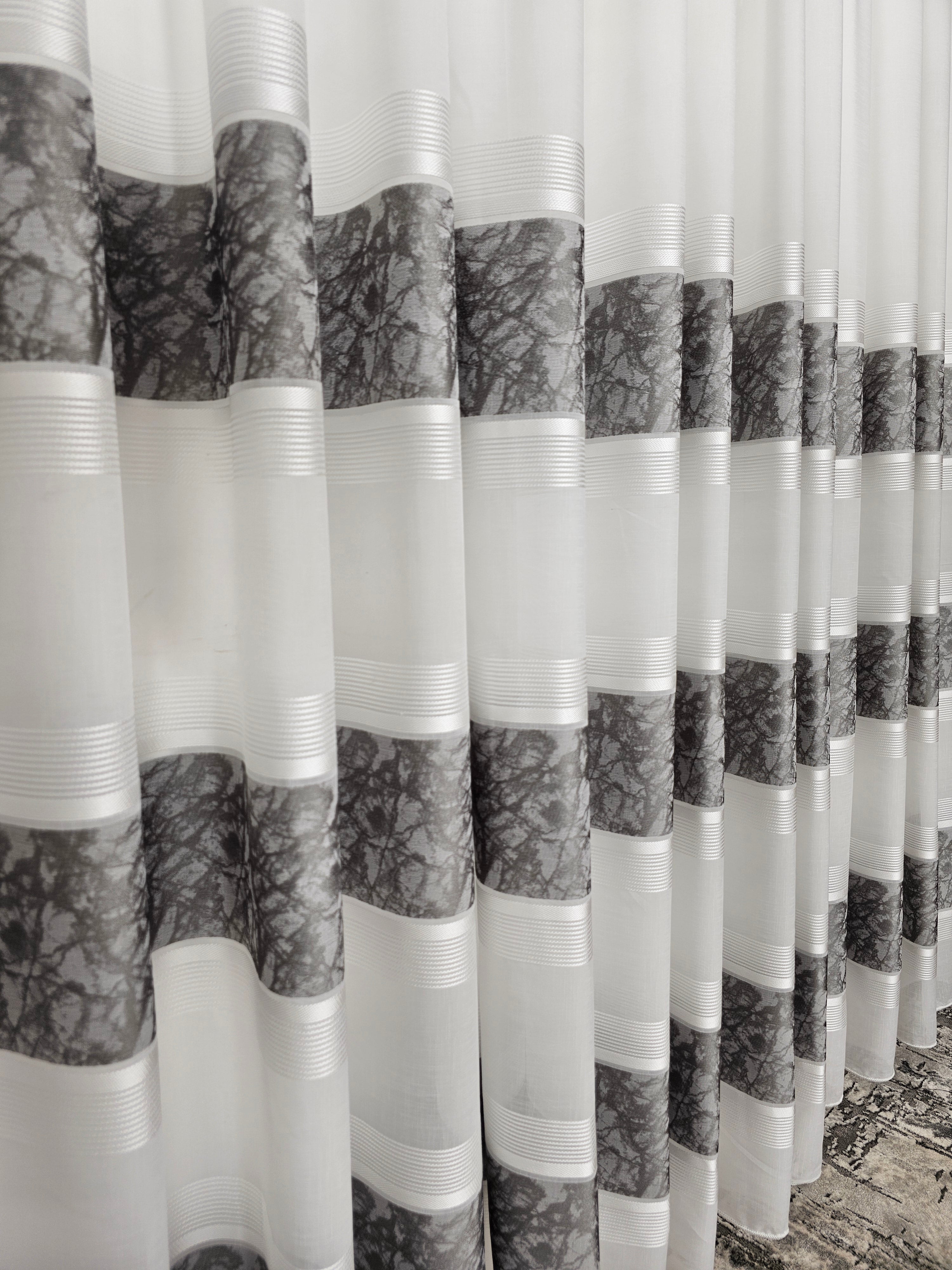 Set Tenzo: Perdea In Cristal Cu Benzi Gri Si Draperie Tip Vopsea Decorativa Gri Inchis