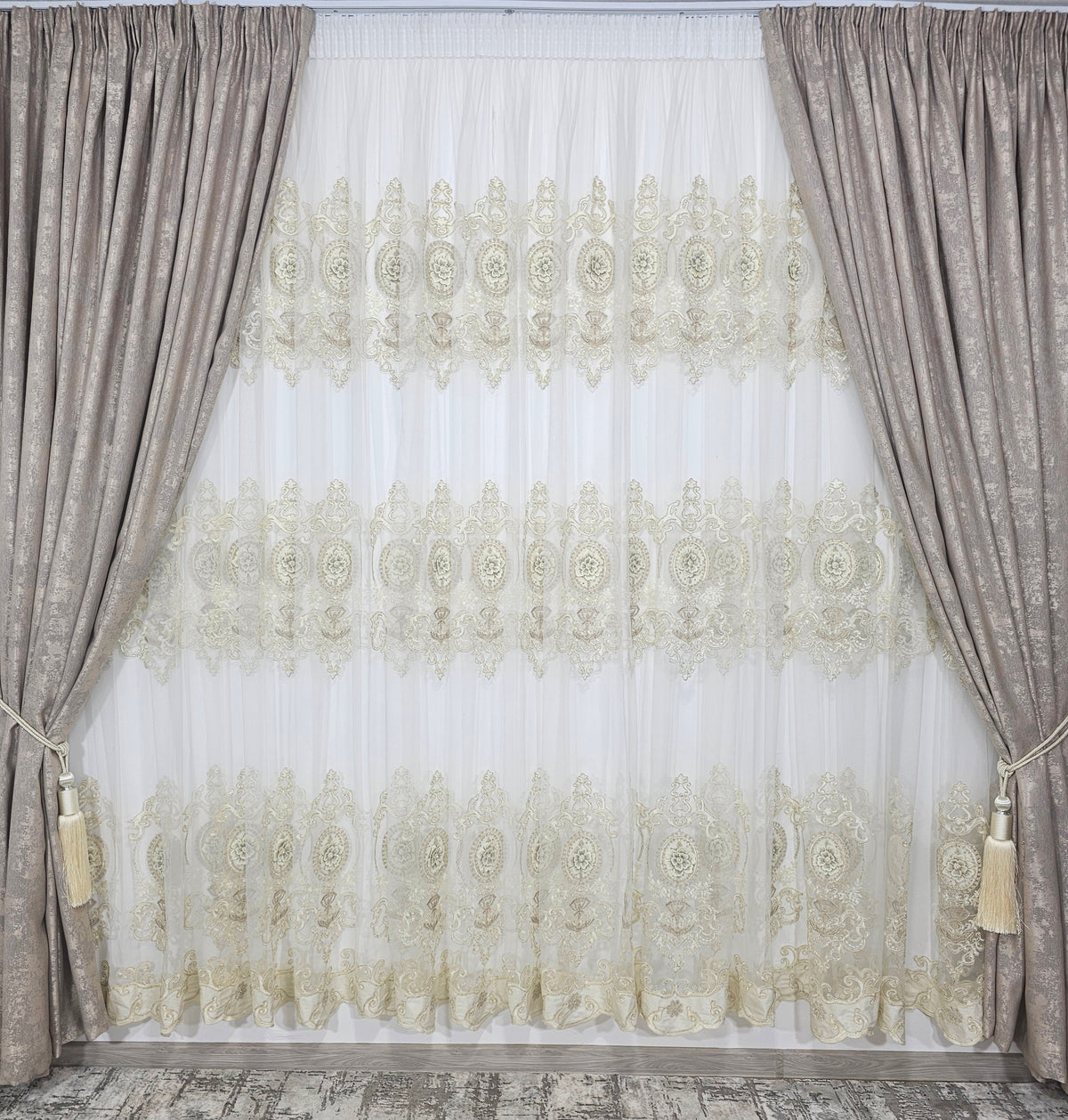 Set Niki: perdea din tul cu broderie crem si bordura de catifea si draperie bej tip vopsea decorativa