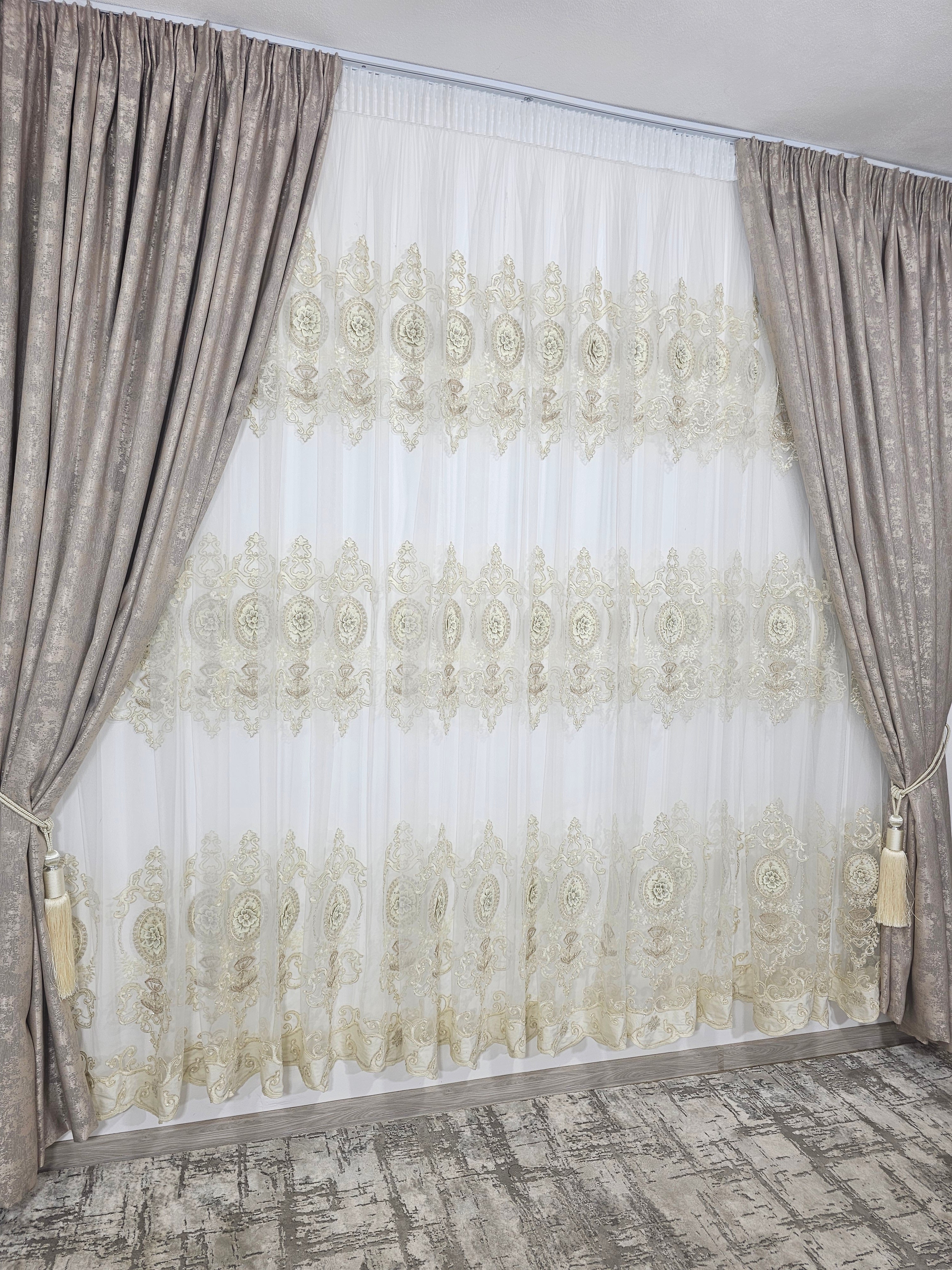 Set Niki: perdea din tul cu broderie crem si bordura de catifea si draperie bej tip vopsea decorativa