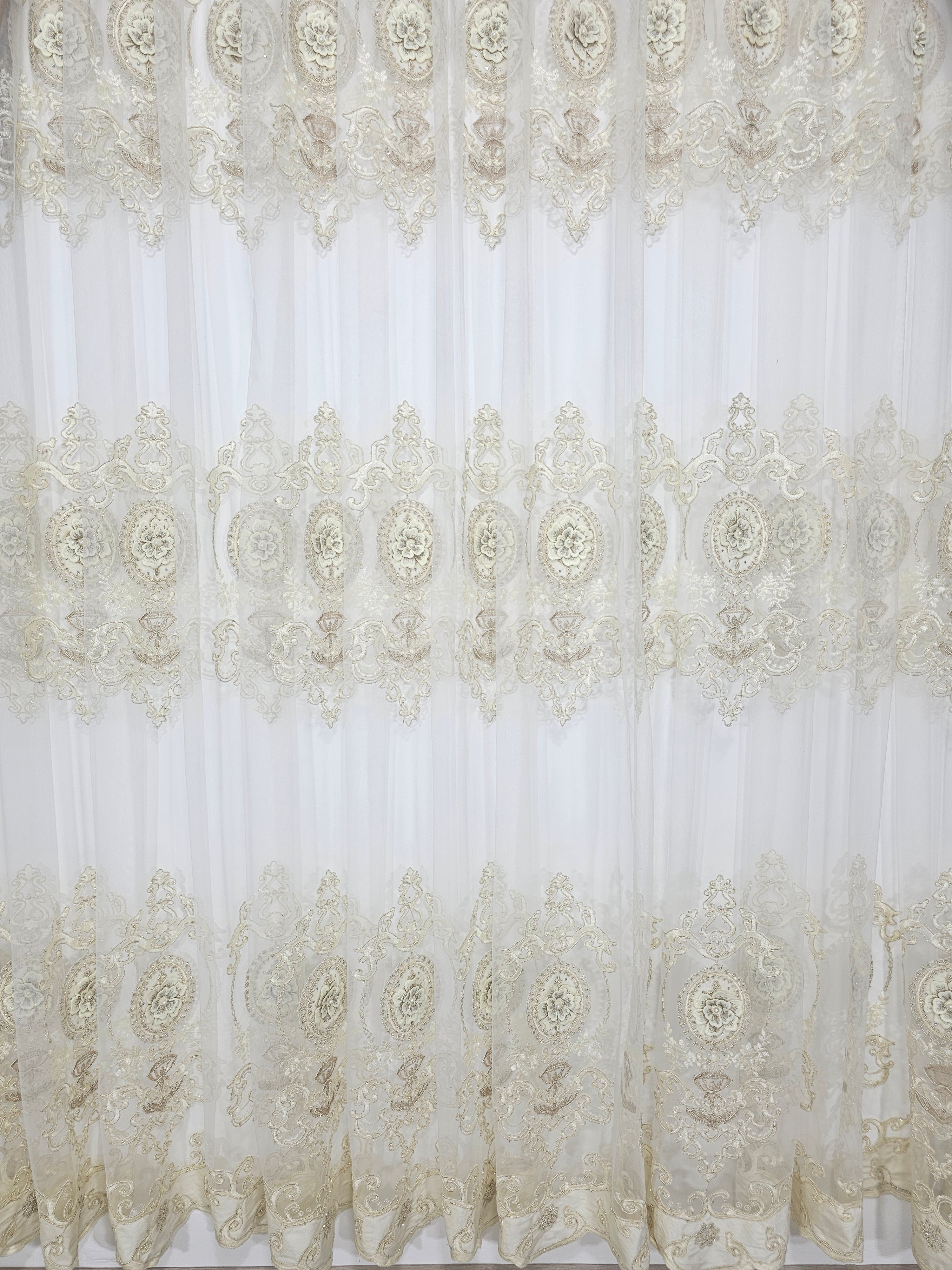 Set Niki: perdea din tul cu broderie crem si bordura de catifea si draperie bej tip vopsea decorativa