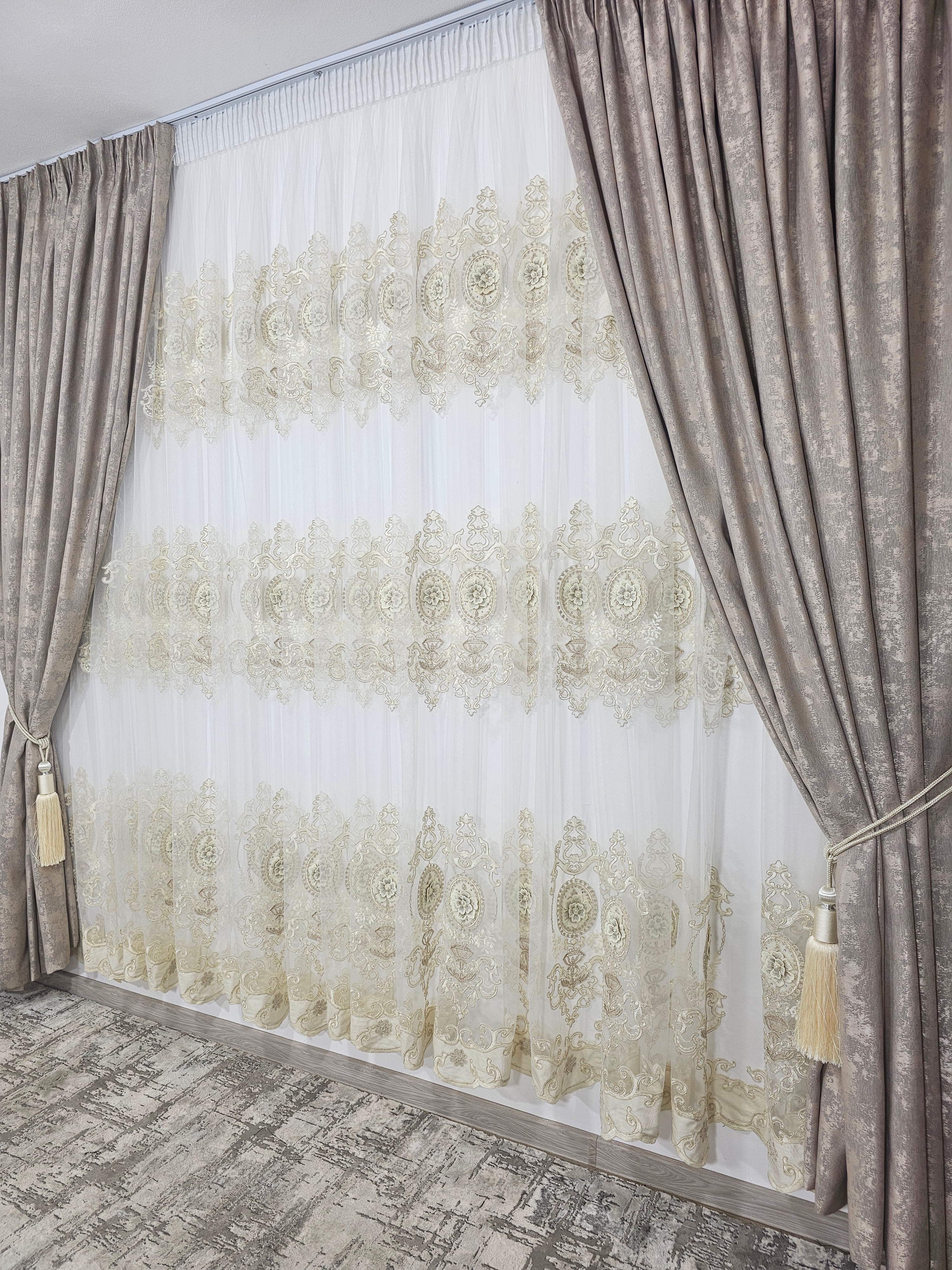 Set Niki: perdea din tul cu broderie crem si bordura de catifea si draperie bej tip vopsea decorativa
